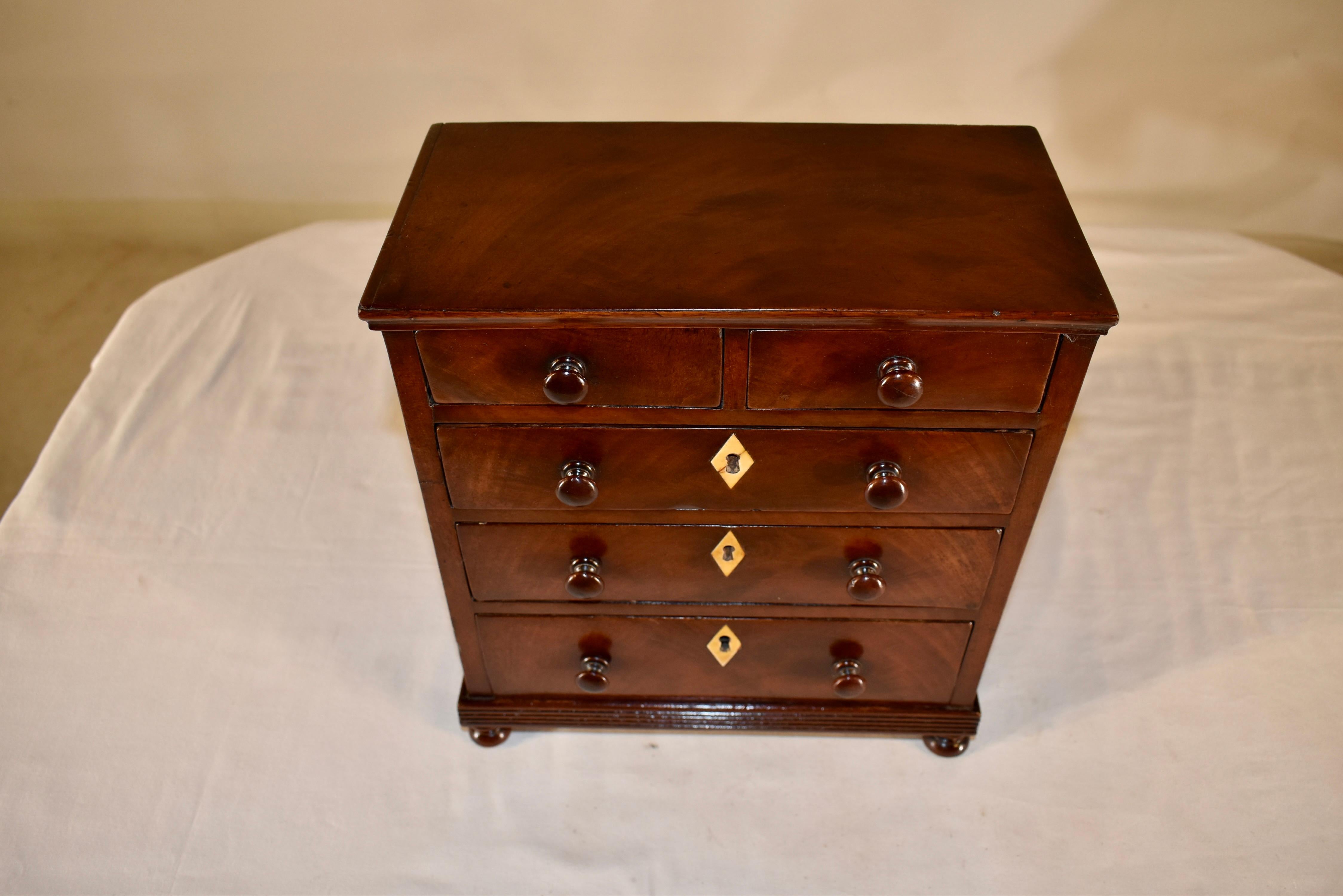 Commode miniature en acajou du 19e siècle Bon état - En vente à High Point, NC