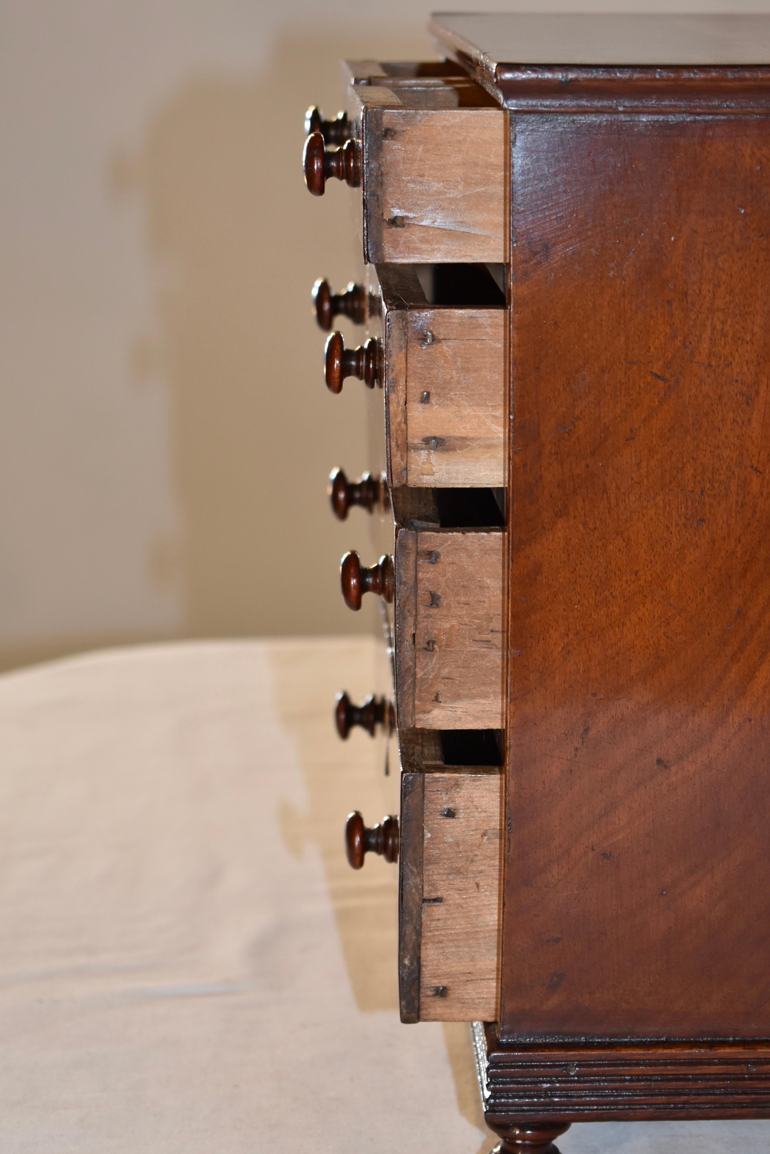 Os Commode miniature en acajou du 19e siècle en vente