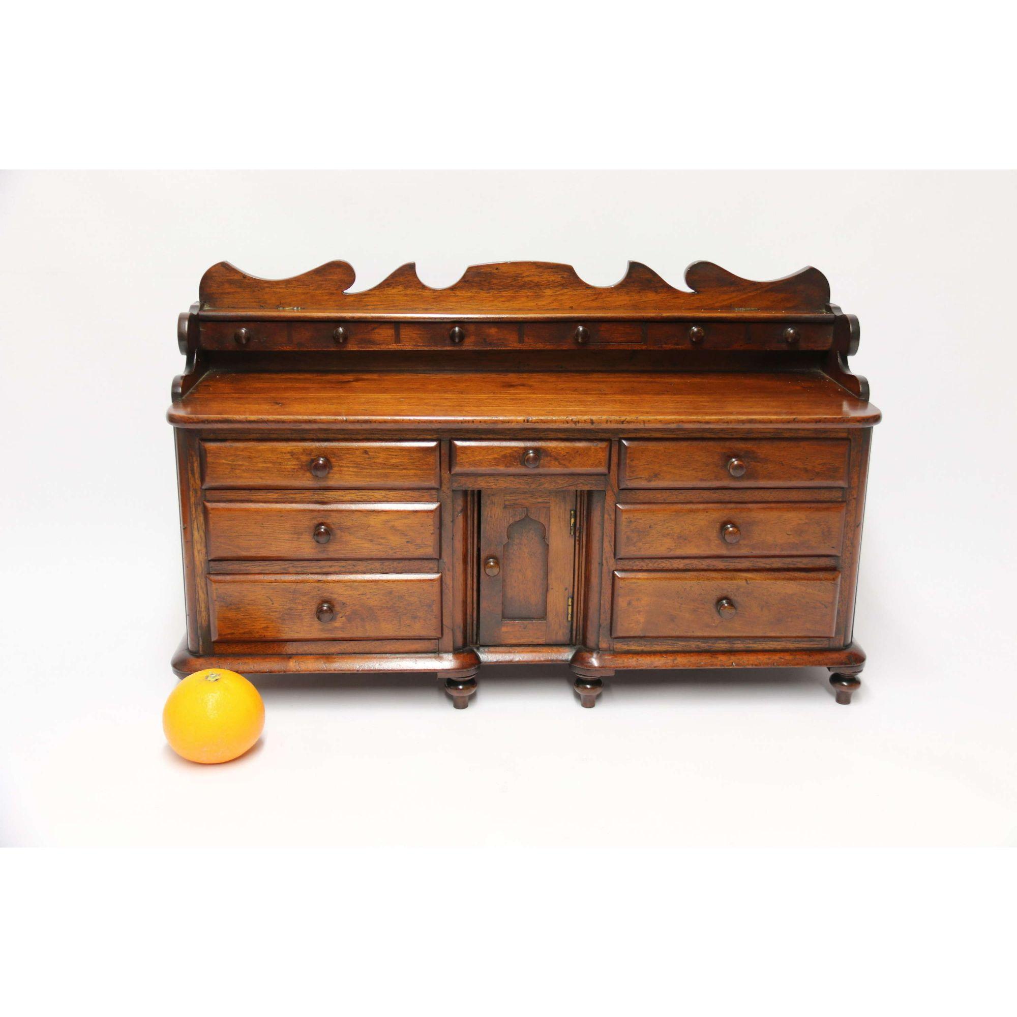 Base de cómoda de caoba en miniatura del siglo XIX, hacia 1850 en venta 4