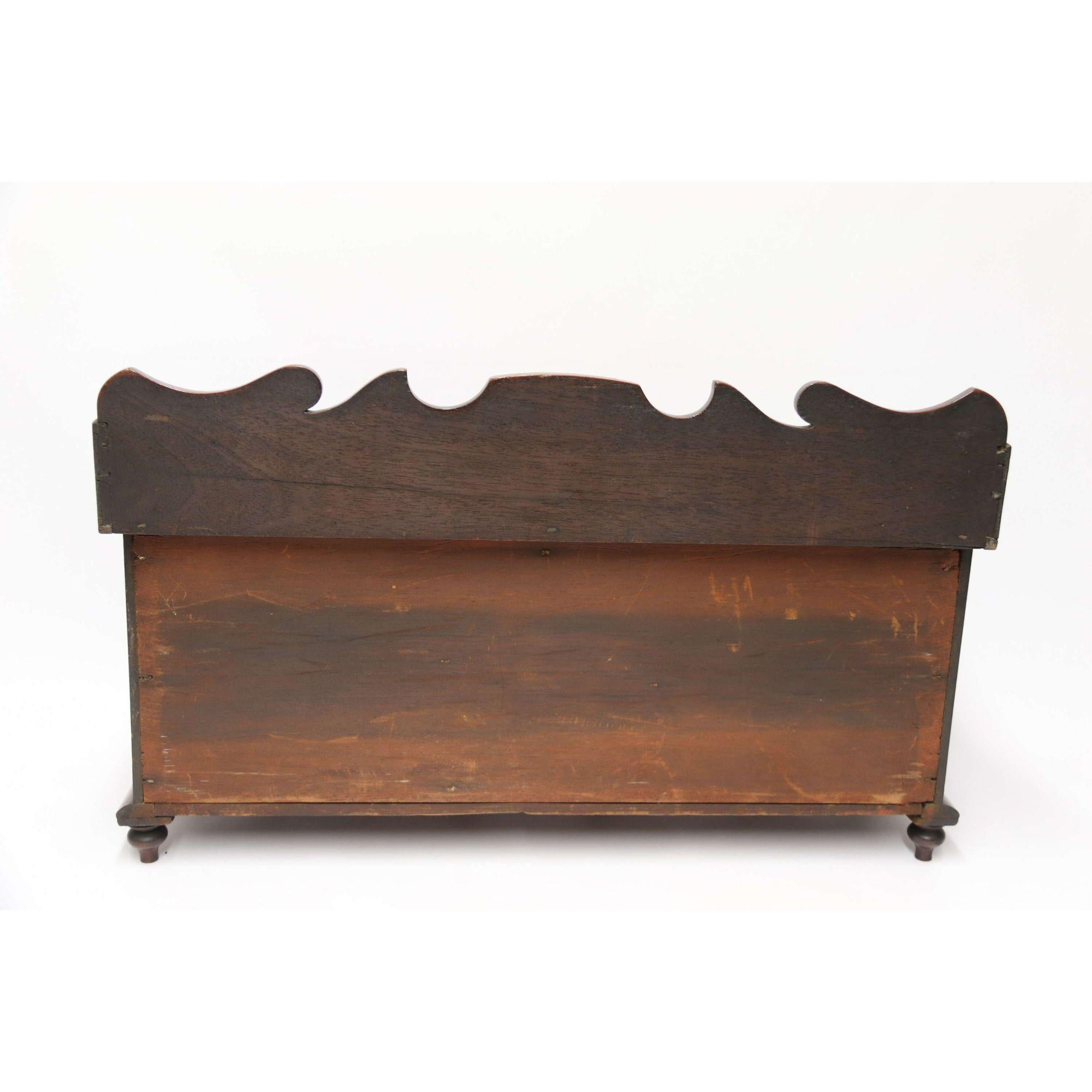 Base de cómoda de caoba en miniatura del siglo XIX, hacia 1850 en venta 5
