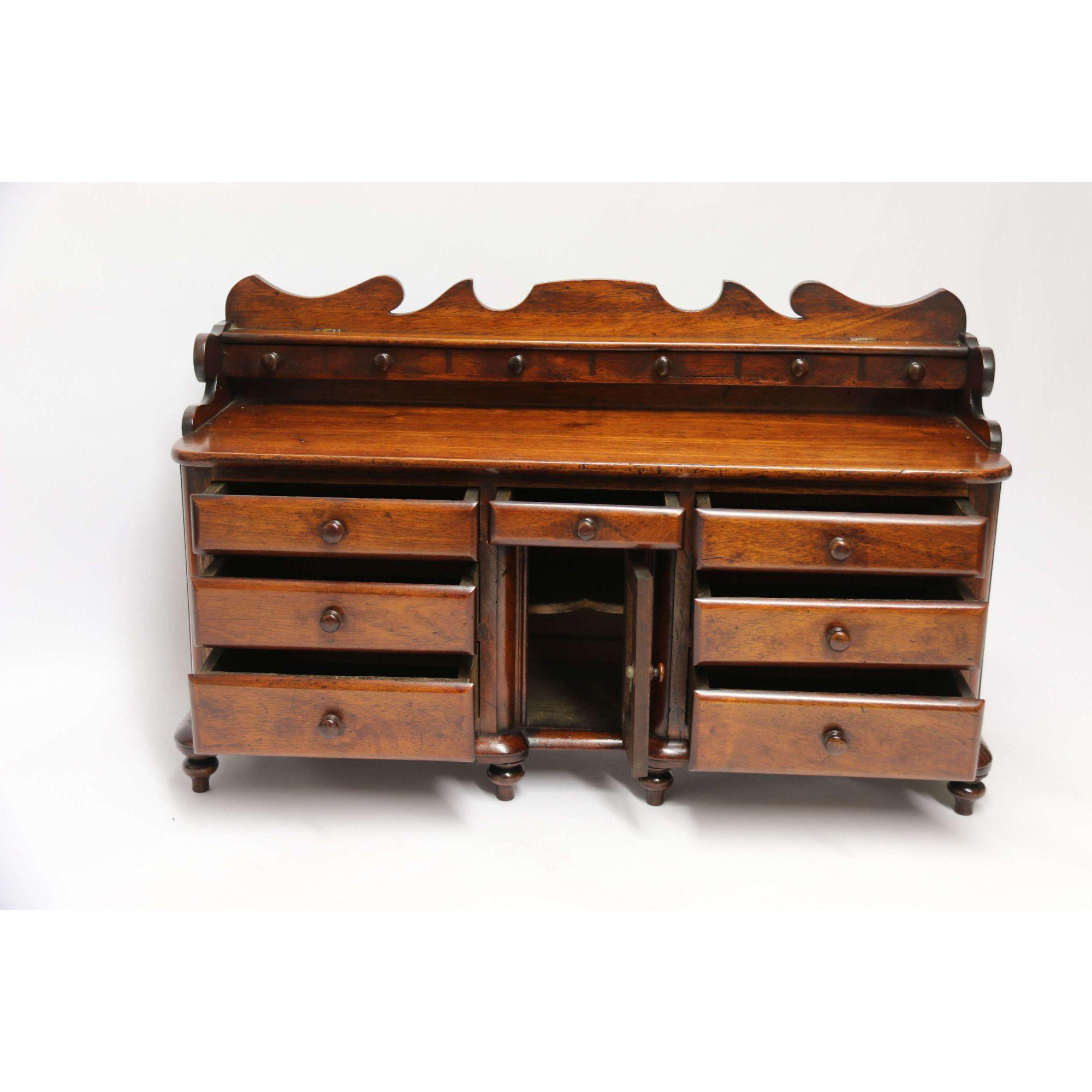 Base de cómoda de caoba en miniatura del siglo XIX, hacia 1850 en venta 9