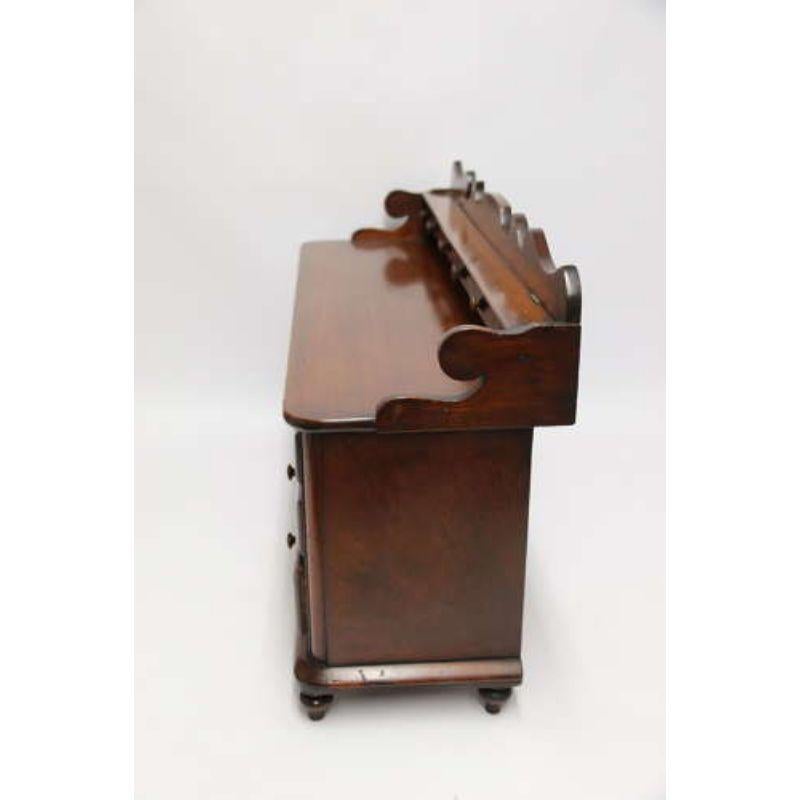 Una rara base de tocador de caoba en miniatura de mediados del siglo XIX, victoriana

Esta magnífica base de cómoda de caoba en miniatura de mediados del siglo XIX es uno de los mejores ejemplos que he visto. Posiblemente se fabricó como pieza de