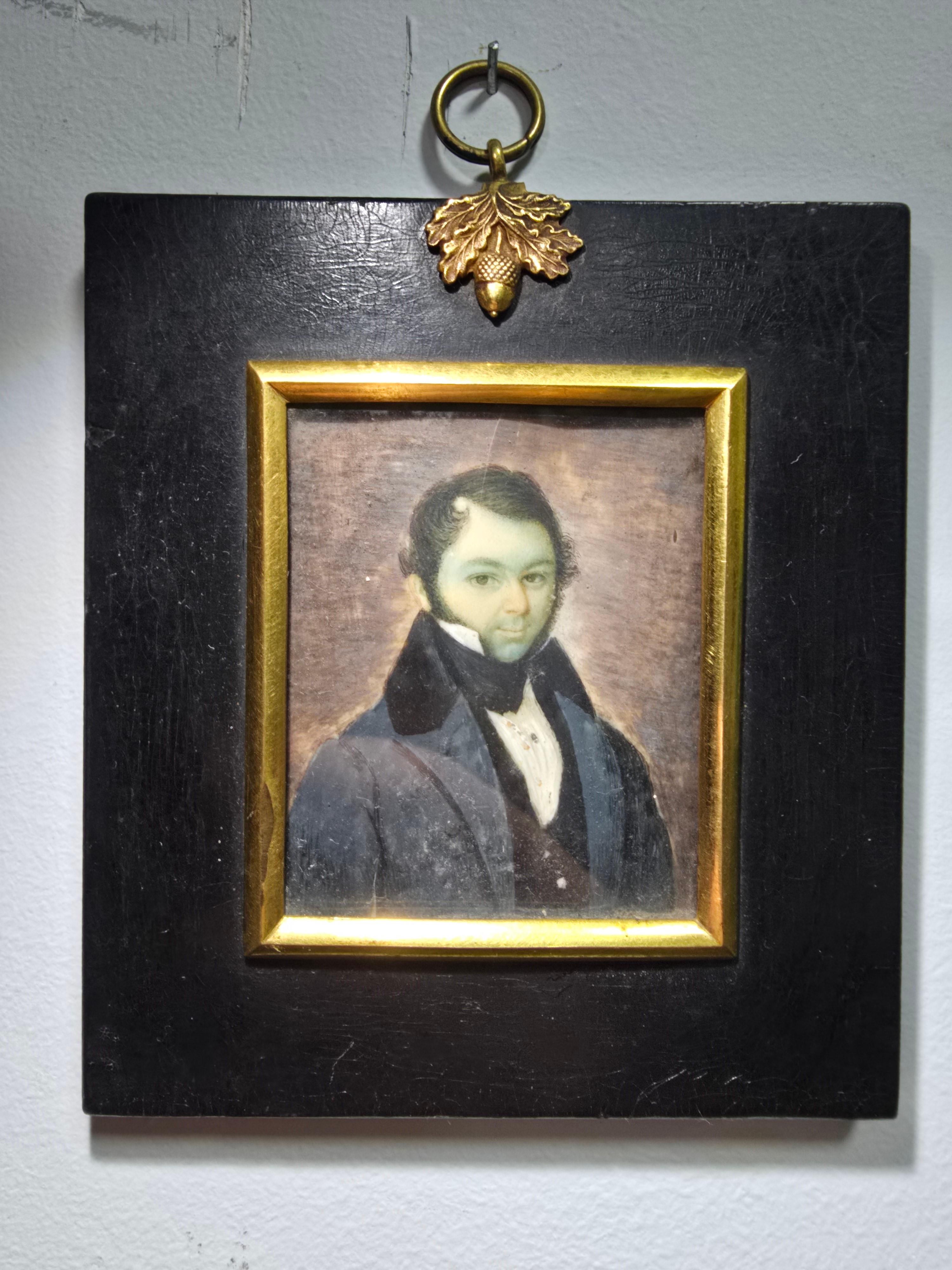 Ein feines Miniatur-Ölgemälde aus dem 19. Jahrhundert, das einen europäischen Gentleman in zeitgenössischer Kleidung darstellt und eine bemerkenswerte Liebe zum Detail zeigt.

Medium: Öl auf Platte
Rahmen: Originaler Holzrahmen mit vergoldeter