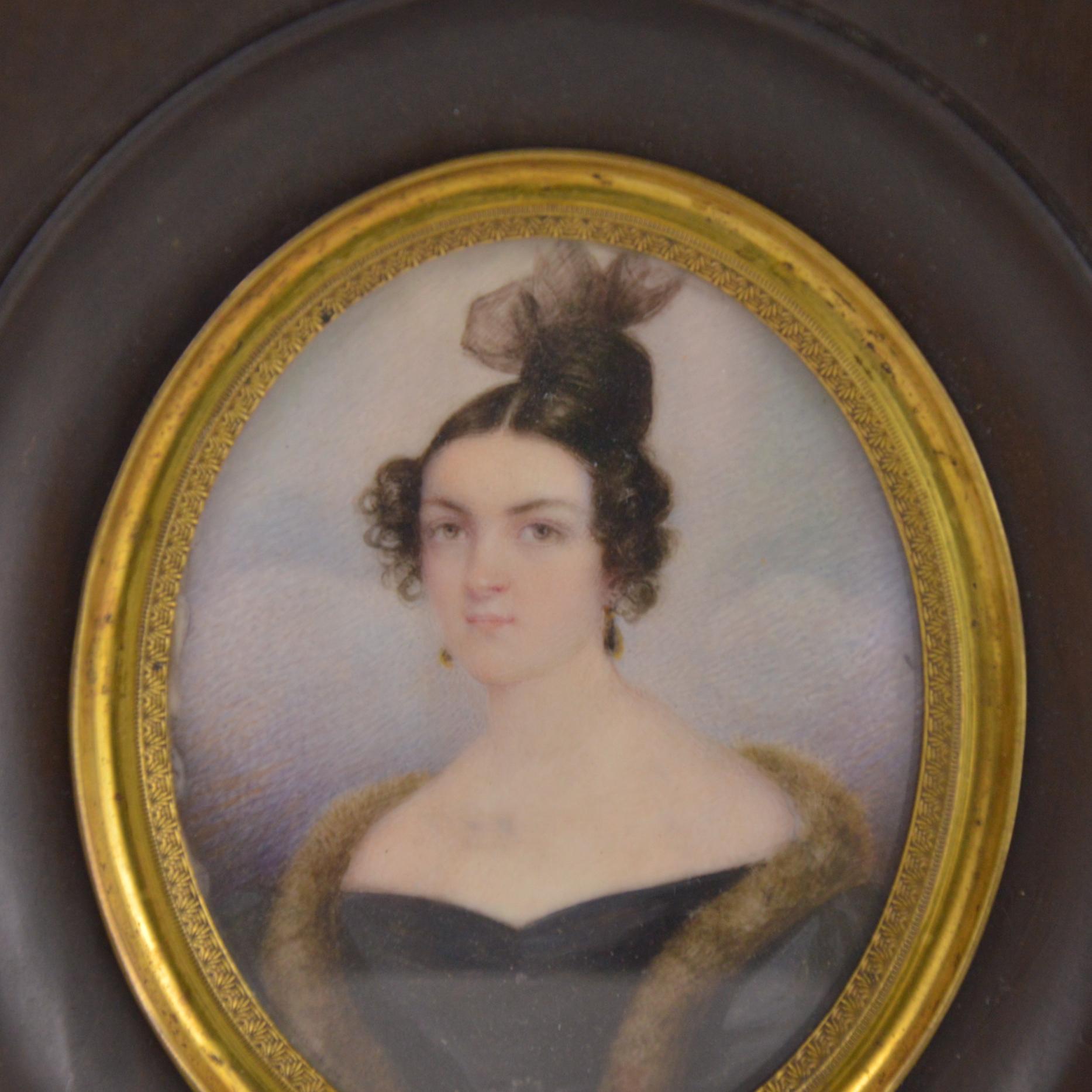19th century Miniature Portrait of an elegant lady.
Dimensions: 7 x 6 cm (portrait), 12 x 13 cm (frame).