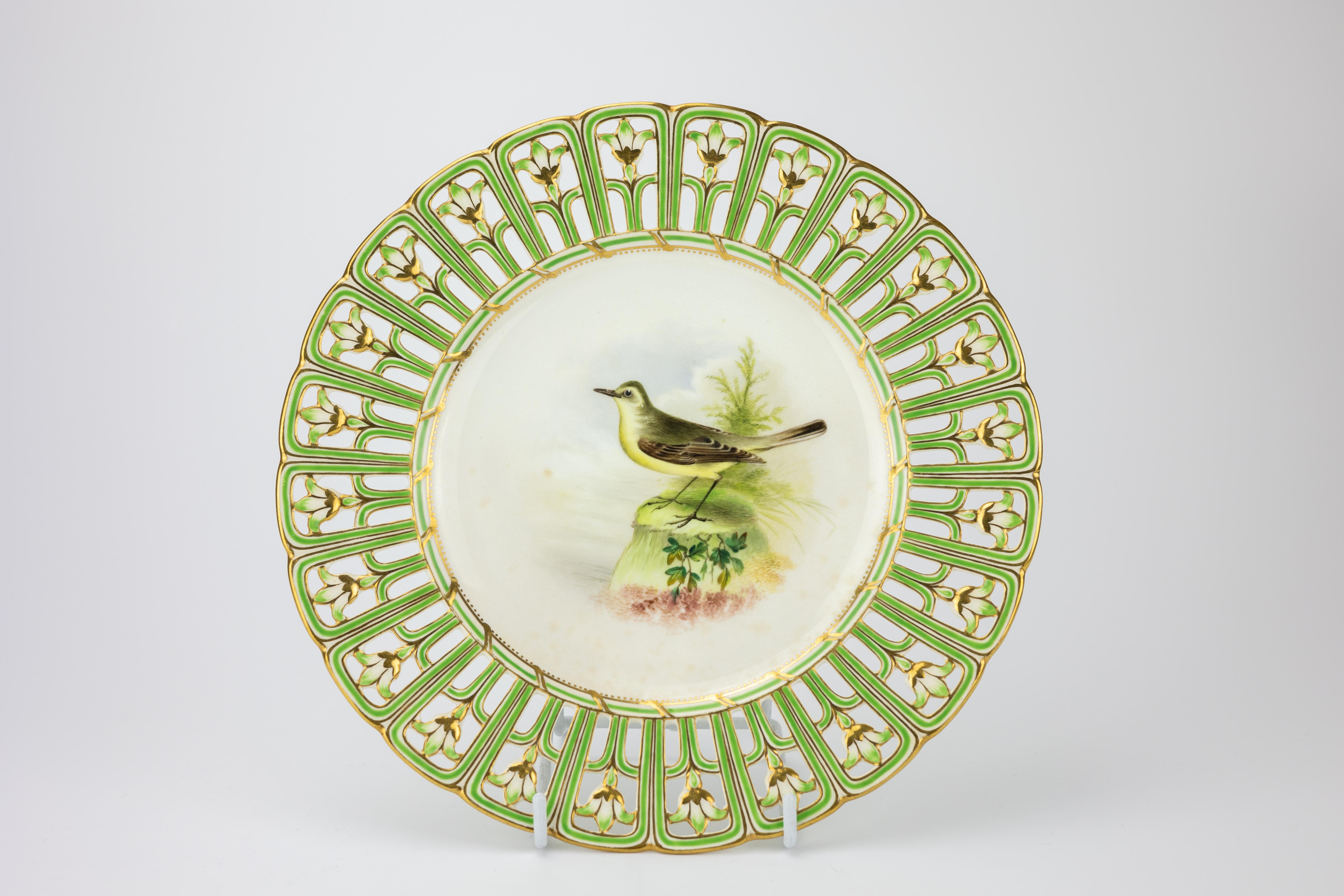 XIXe siècle Assiette à dessert en porcelaine ornithologique de Minton du 19ème siècle en vente