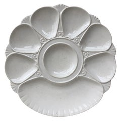 Assiette à huîtres en majolique blanche de Minton du 19ème siècle