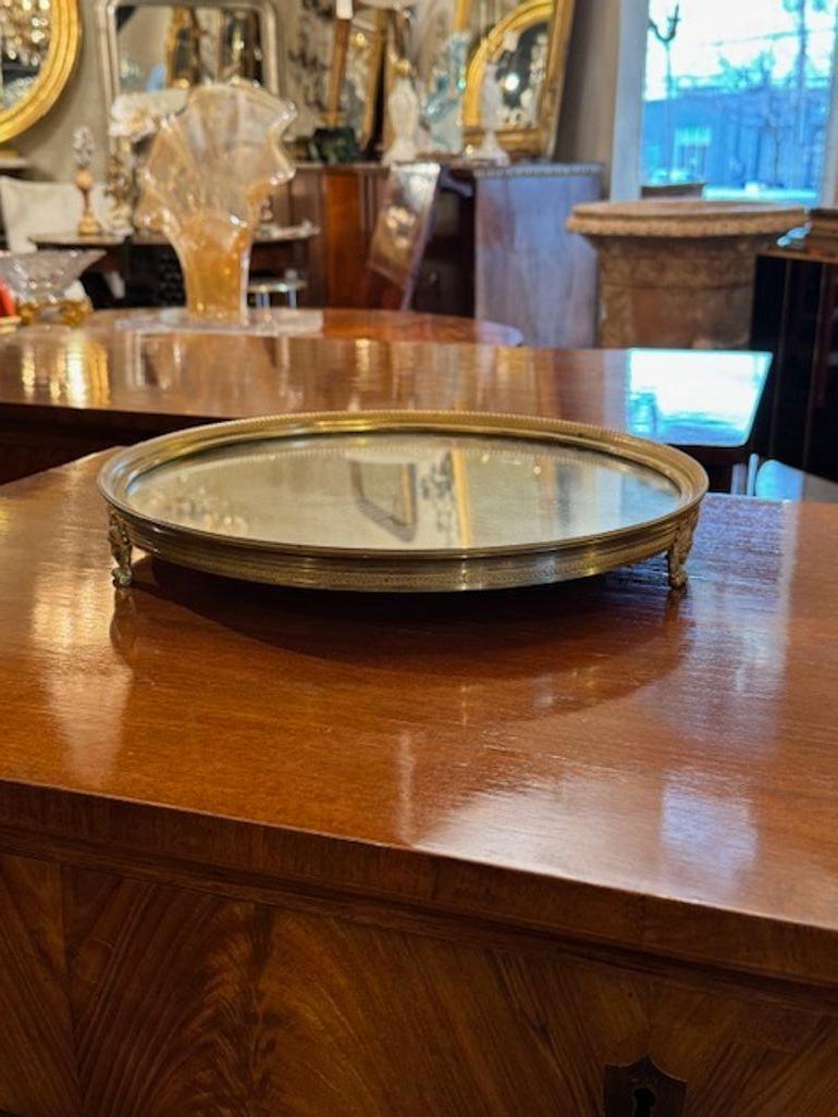 Magnifique plateau miroité de style Empire français du 19e siècle. Cette pièce étonnante est conçue avec des détails complexes et un savoir-faire typique des antiquités françaises du 19e siècle. La surface en miroir ajoute une touche d'élégance et
