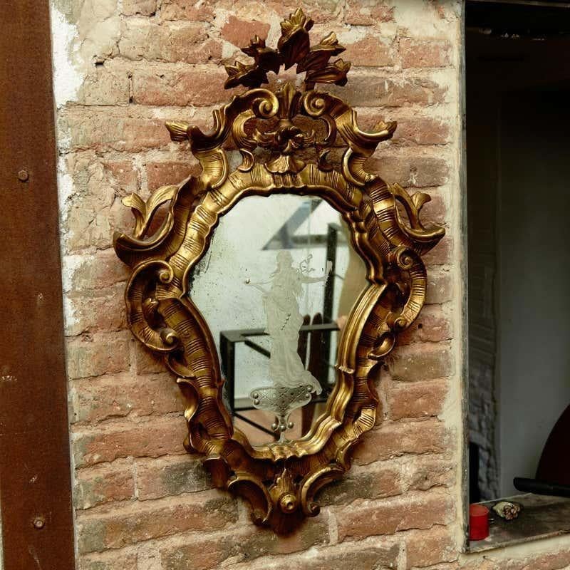 Miroir du 19ème siècle en bois sculpté
Fabriqué en France.

En état original avec une usure mineure conforme à l'âge et à l'utilisation.