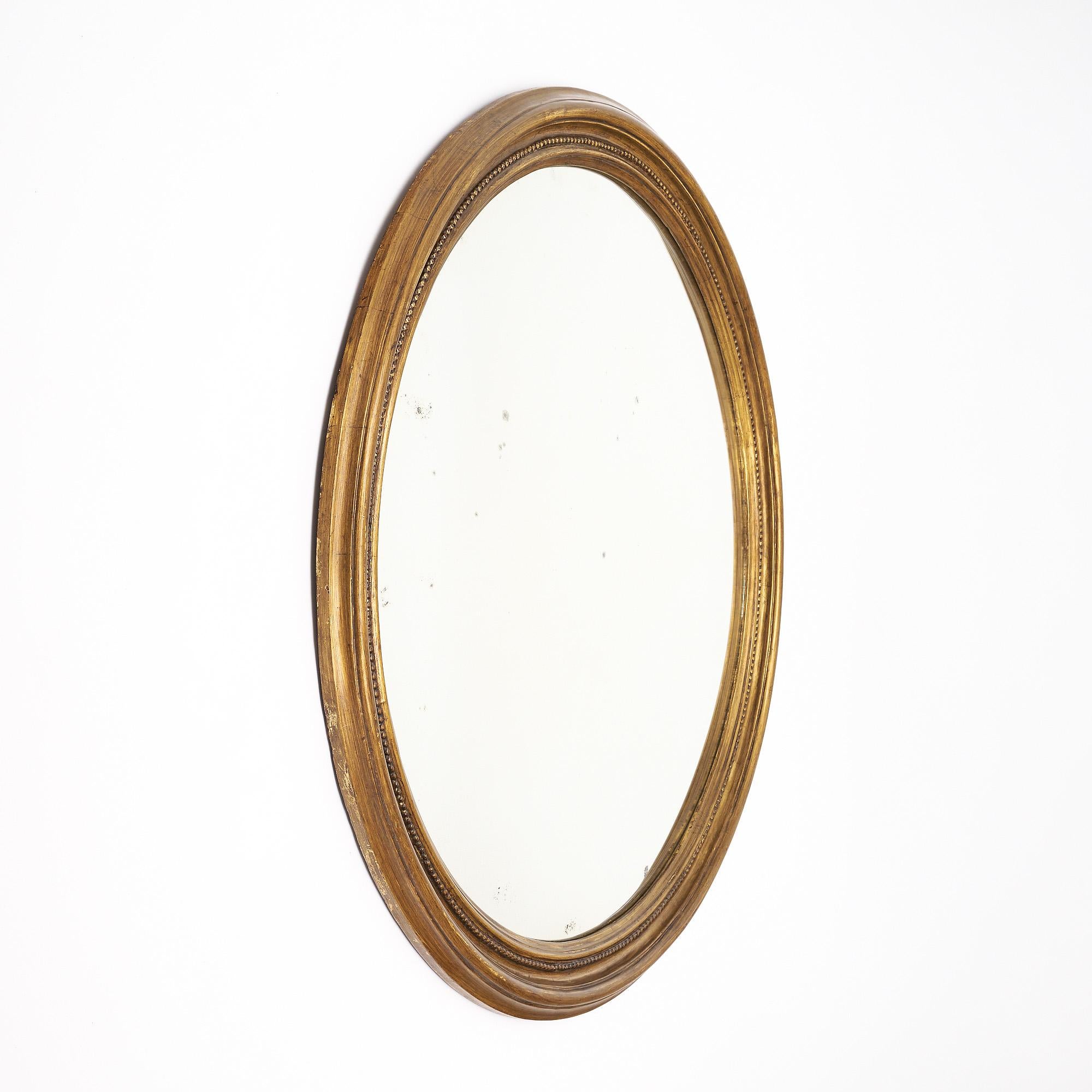 Miroir français, cadre en bois mouluré sculpté à la main. Elle présente sa finition patinée à la feuille d'or d'origine. Le miroir est doté d'un miroir au mercure convexe d'origine intact. Cette pièce est en très bon état et ne présente qu'une usure