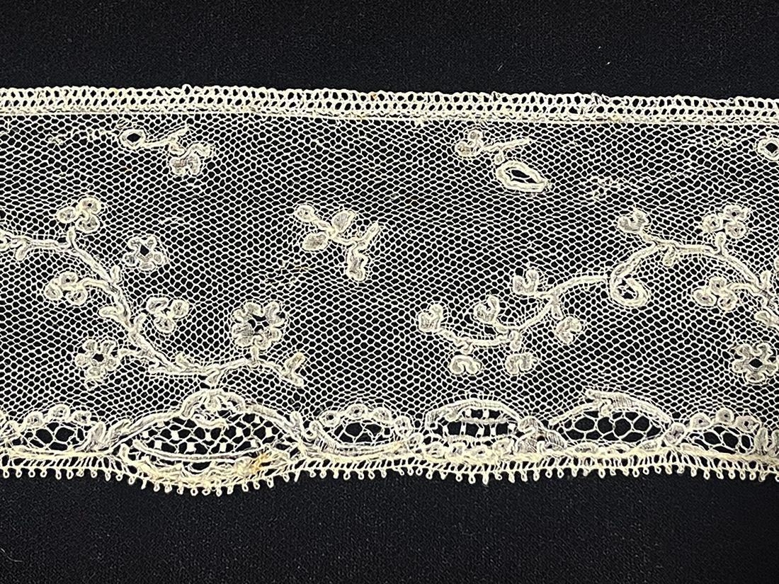 19th Century mixed Belgian lace borders  In Good Condition For Sale In Delft, NL