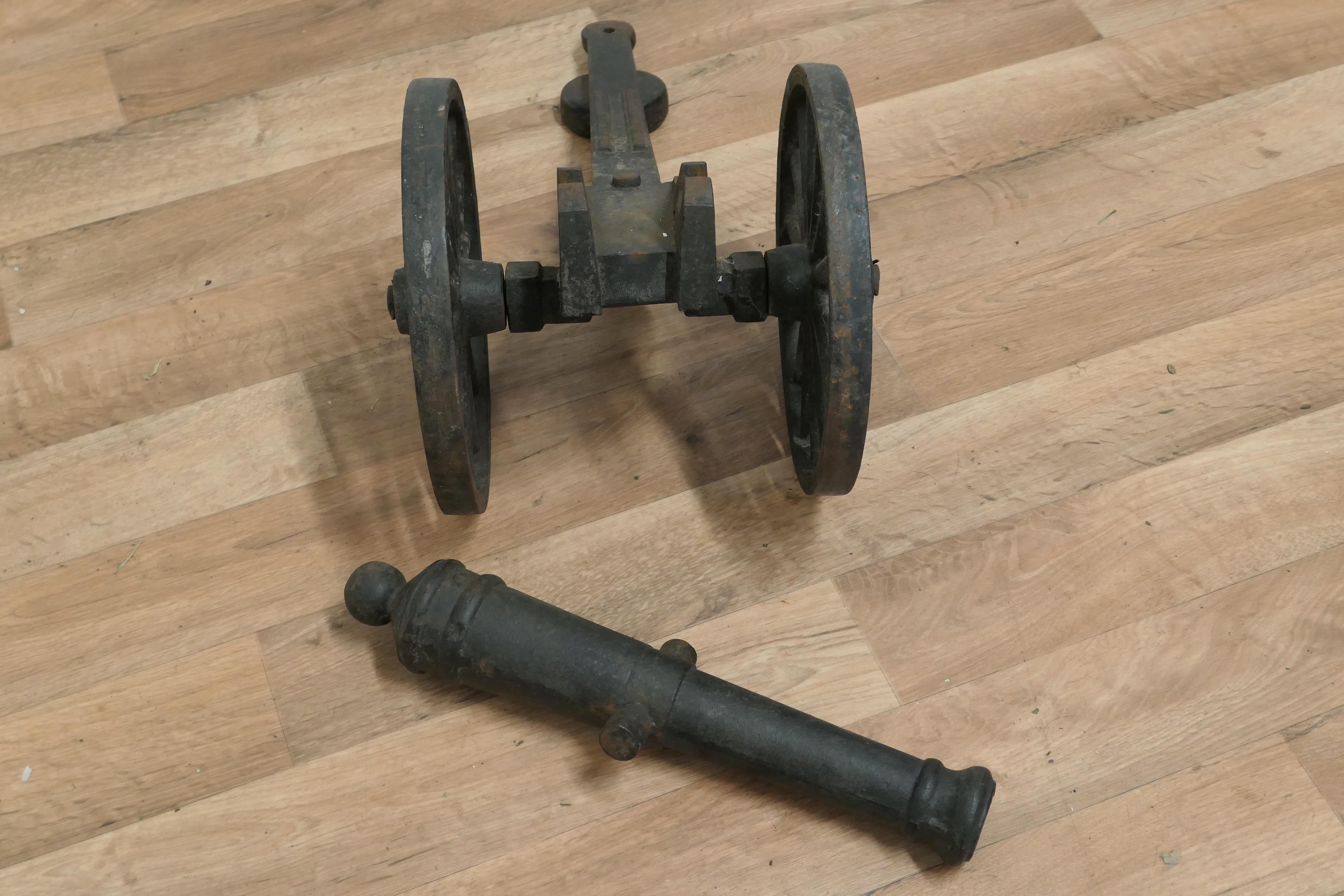 19th Century Model Field Gun on Carriage, Cast Iron Porch Cannon In Good Condition For Sale In Chillerton, Isle of Wight