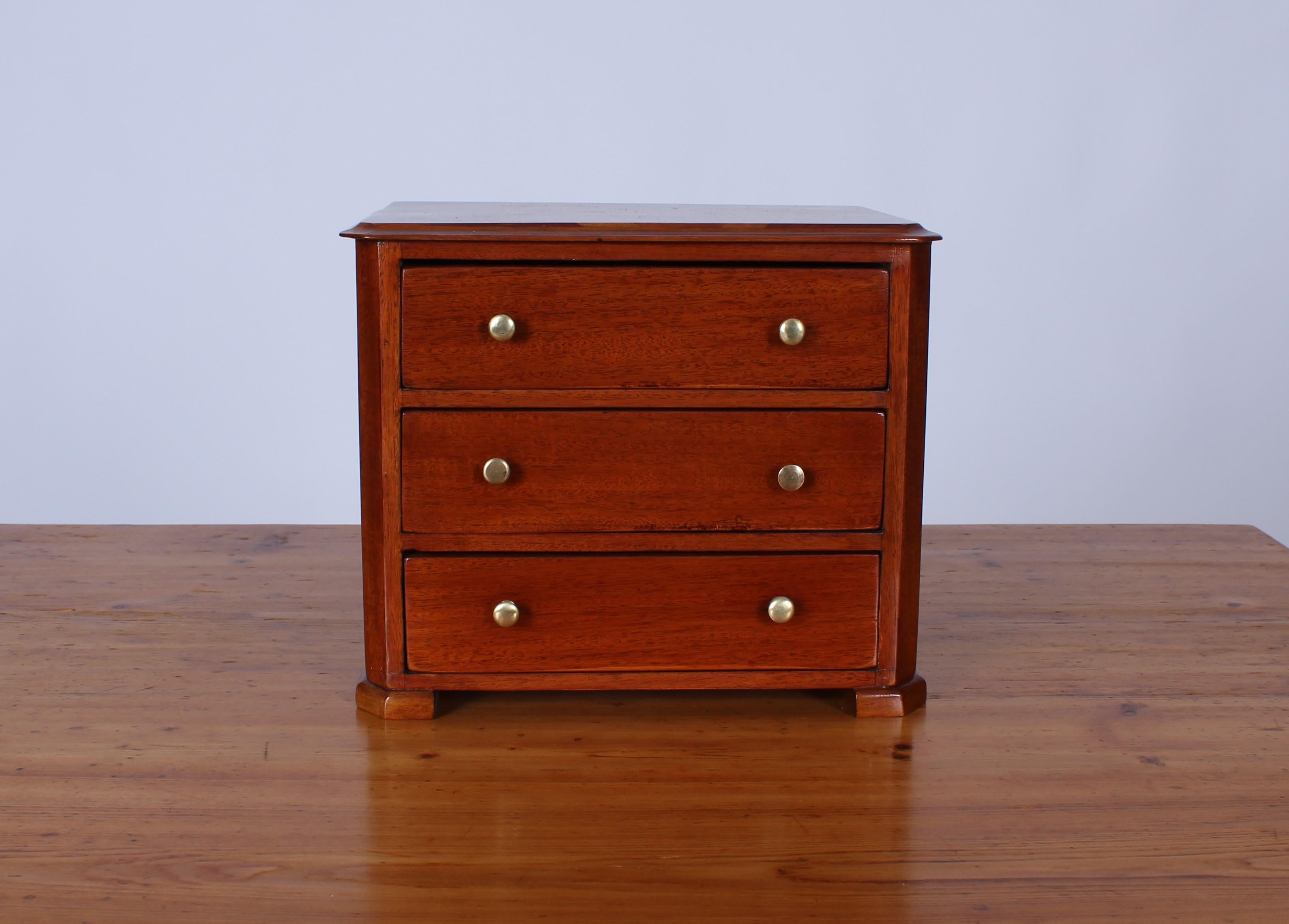 Small antique model chest of drawers from the 19th century.
Measures : Height circa 22 cm, width circa 25 cm.
Restored and polished shellac.
