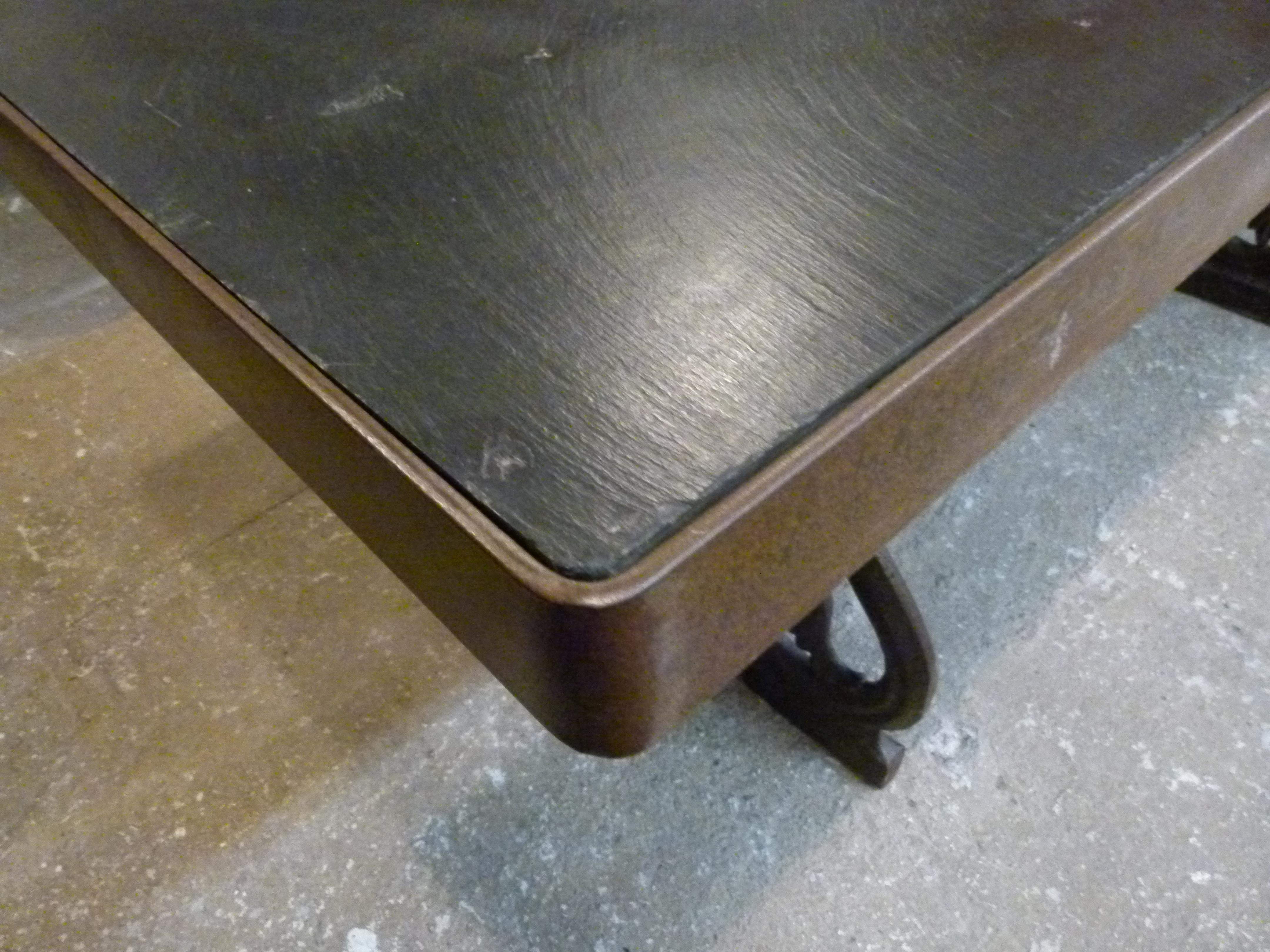 19th Century molten iron Table with black slate stone board In Good Condition In Vulpellac, Girona