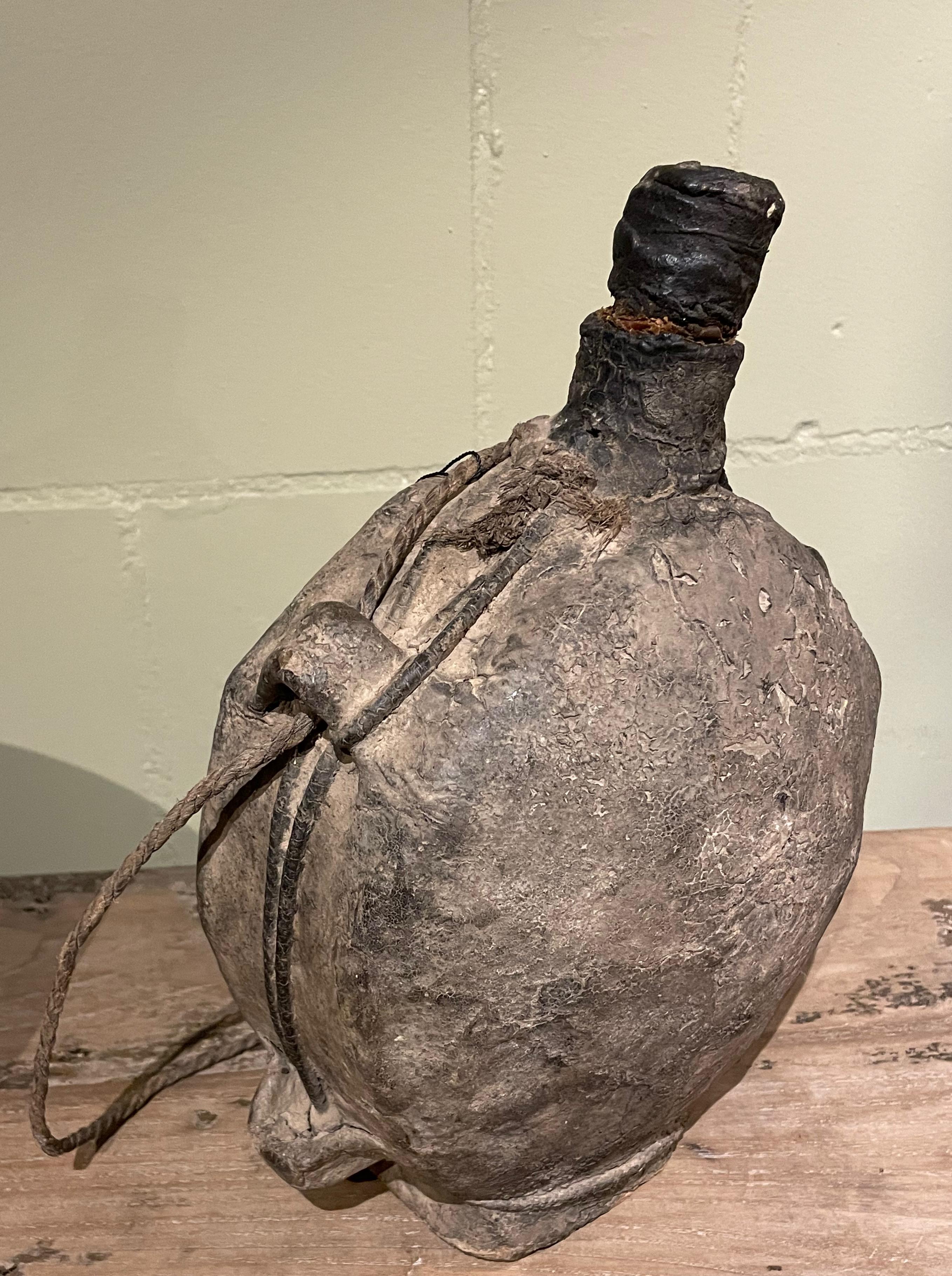 Imbarcazione mongola del XIX secolo utilizzata per conservare olio o acqua.
Due disponibili e venduti singolarmente.