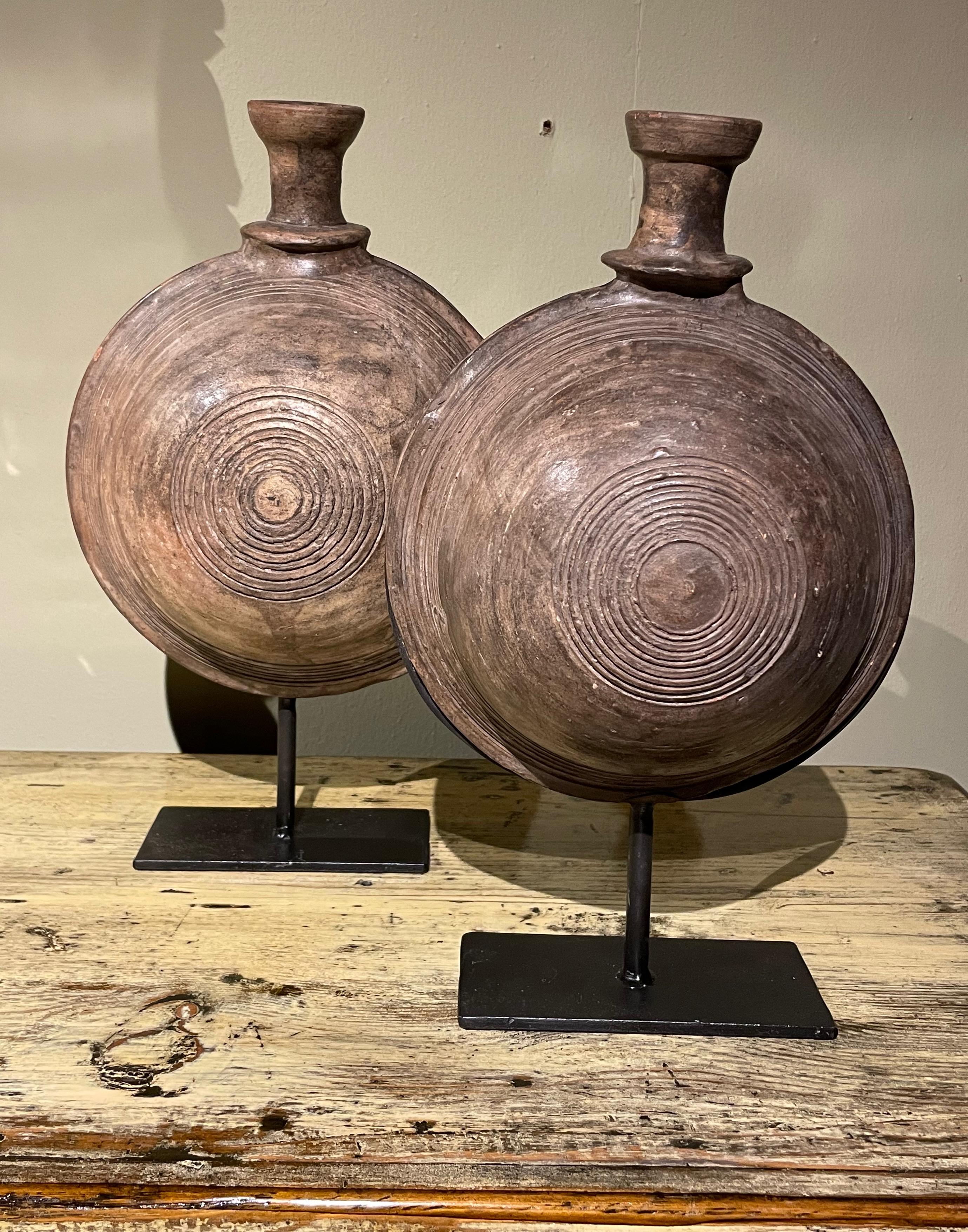Vaso in legno mongolo del XIX secolo su supporto.
Si usa per immagazzinare acqua o olio.
Design circolare inciso.
Due disponibili e venduti singolarmente.
Il supporto misura 6