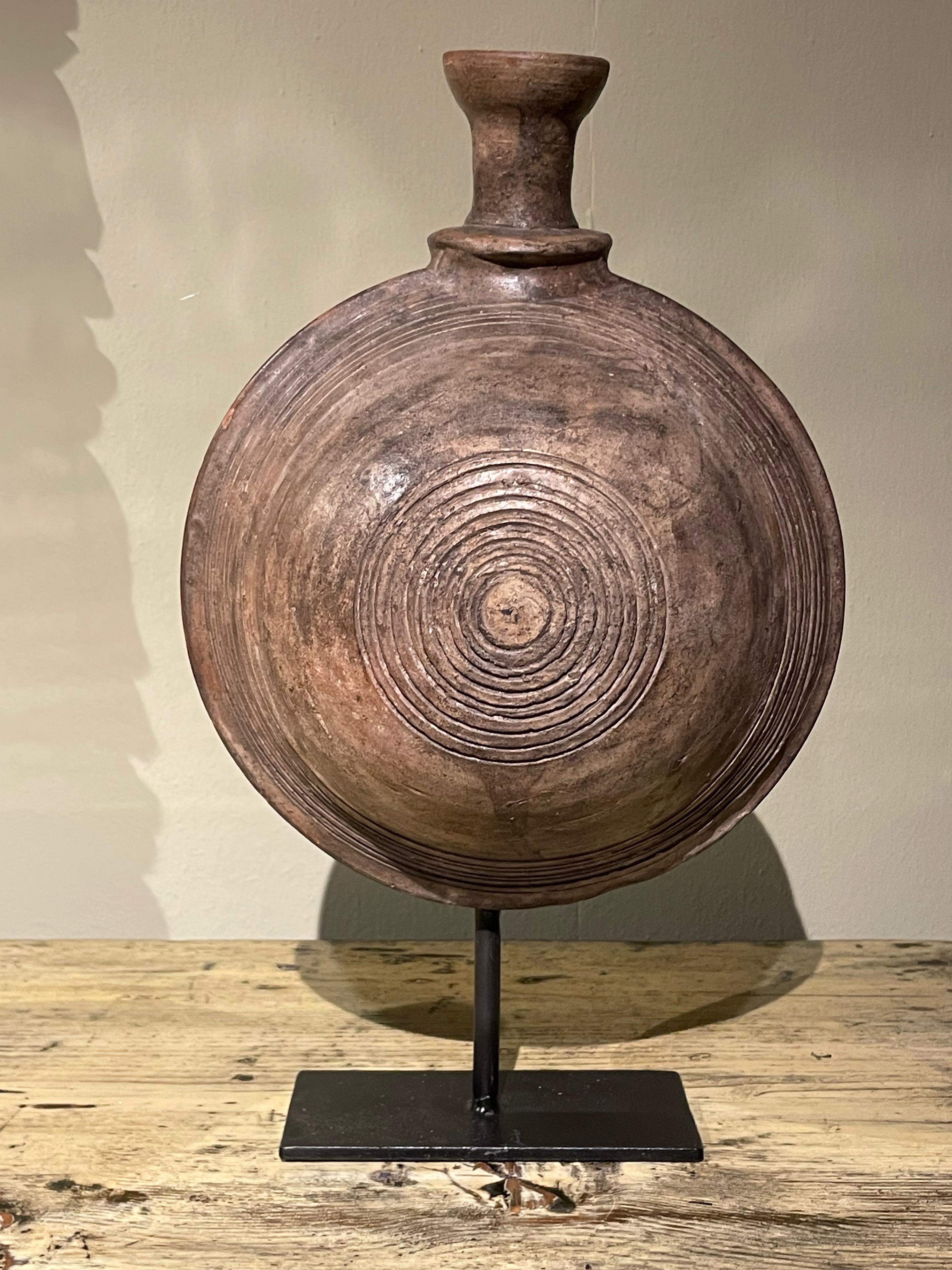Mongolo Vaso di legno mongolo del XIX secolo su supporto, Mongolia in vendita
