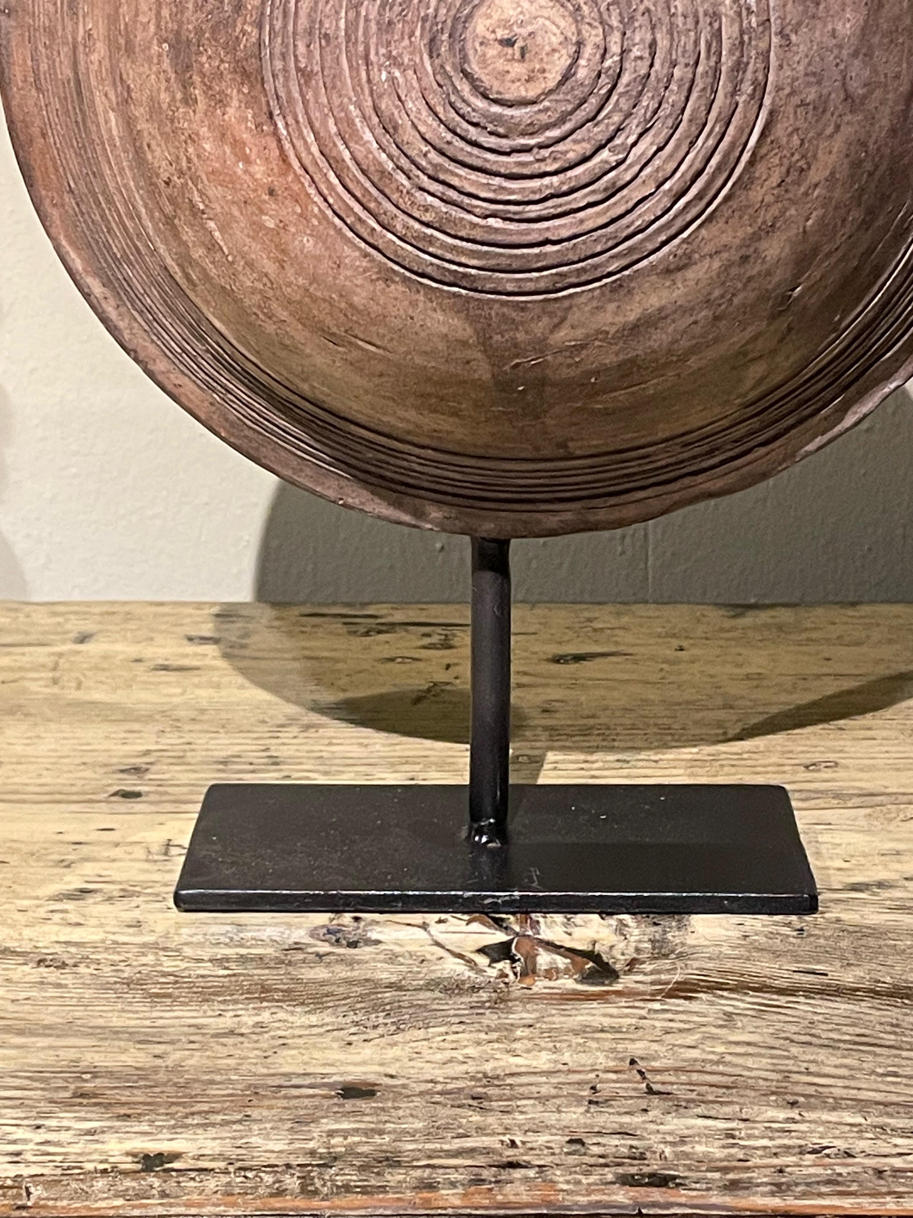 Vaso di legno mongolo del XIX secolo su supporto, Mongolia In condizioni buone in vendita a New York, NY