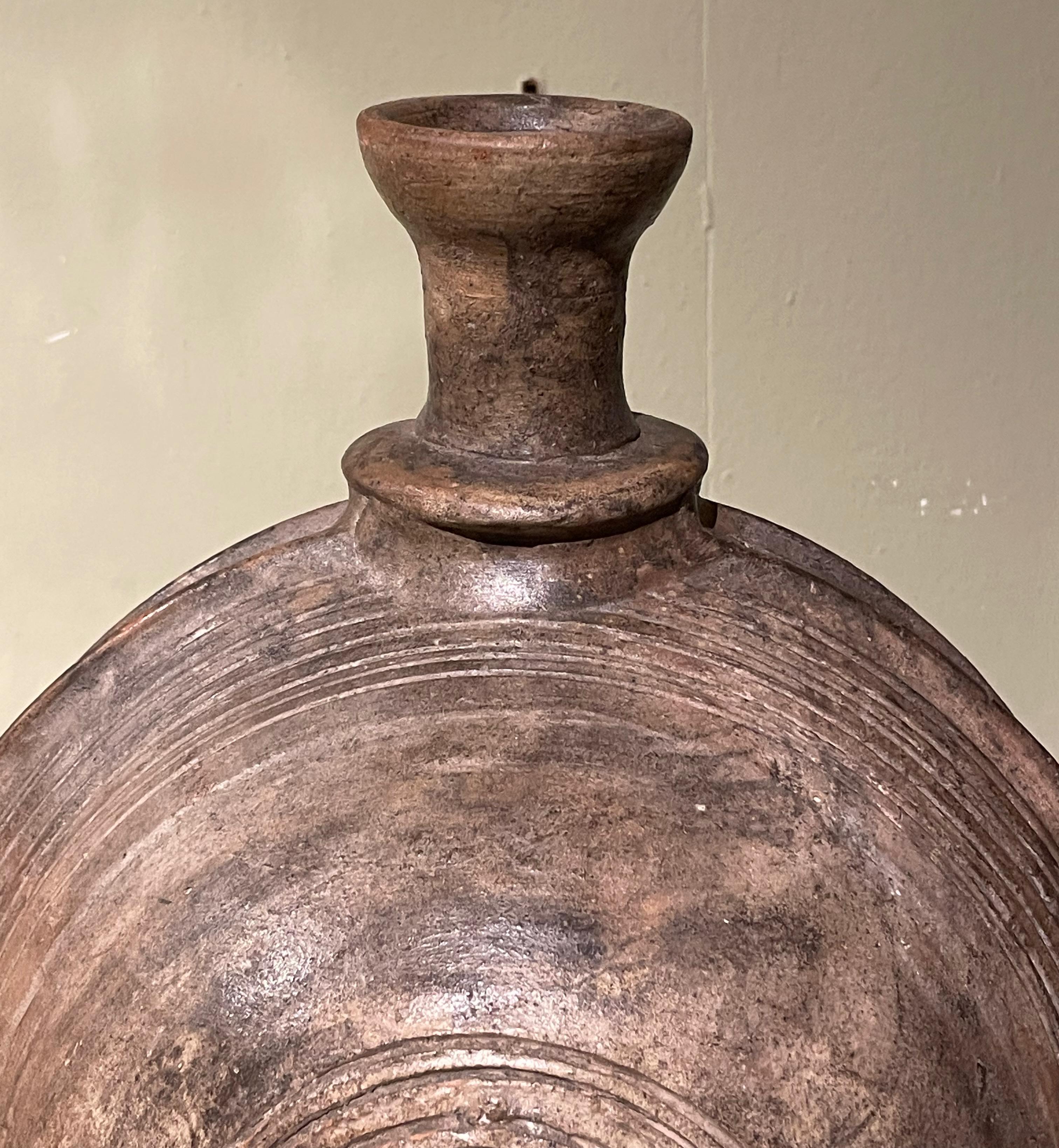 Legno Vaso di legno mongolo del XIX secolo su supporto, Mongolia in vendita