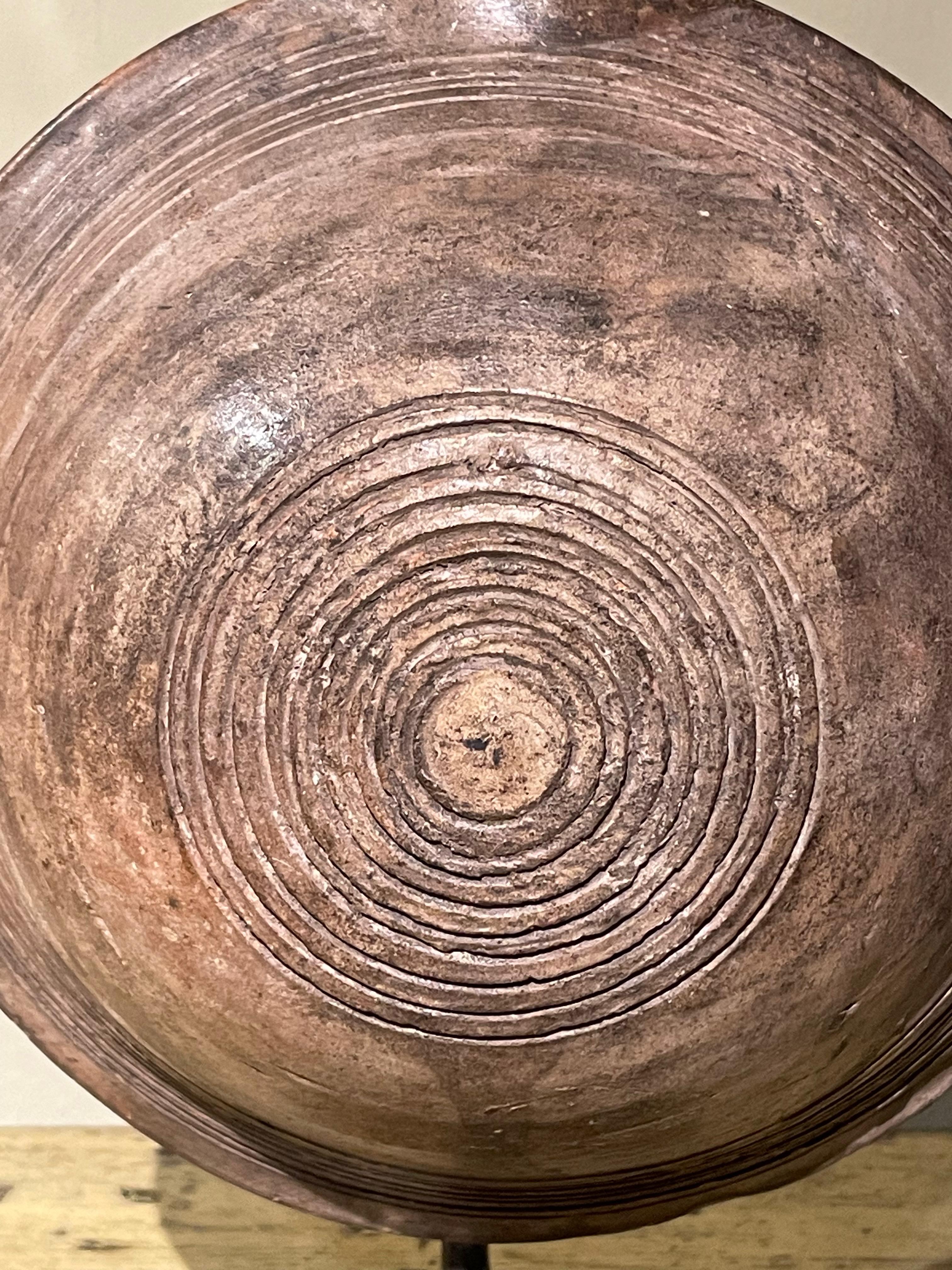 Vaso di legno mongolo del XIX secolo su supporto, Mongolia in vendita 1