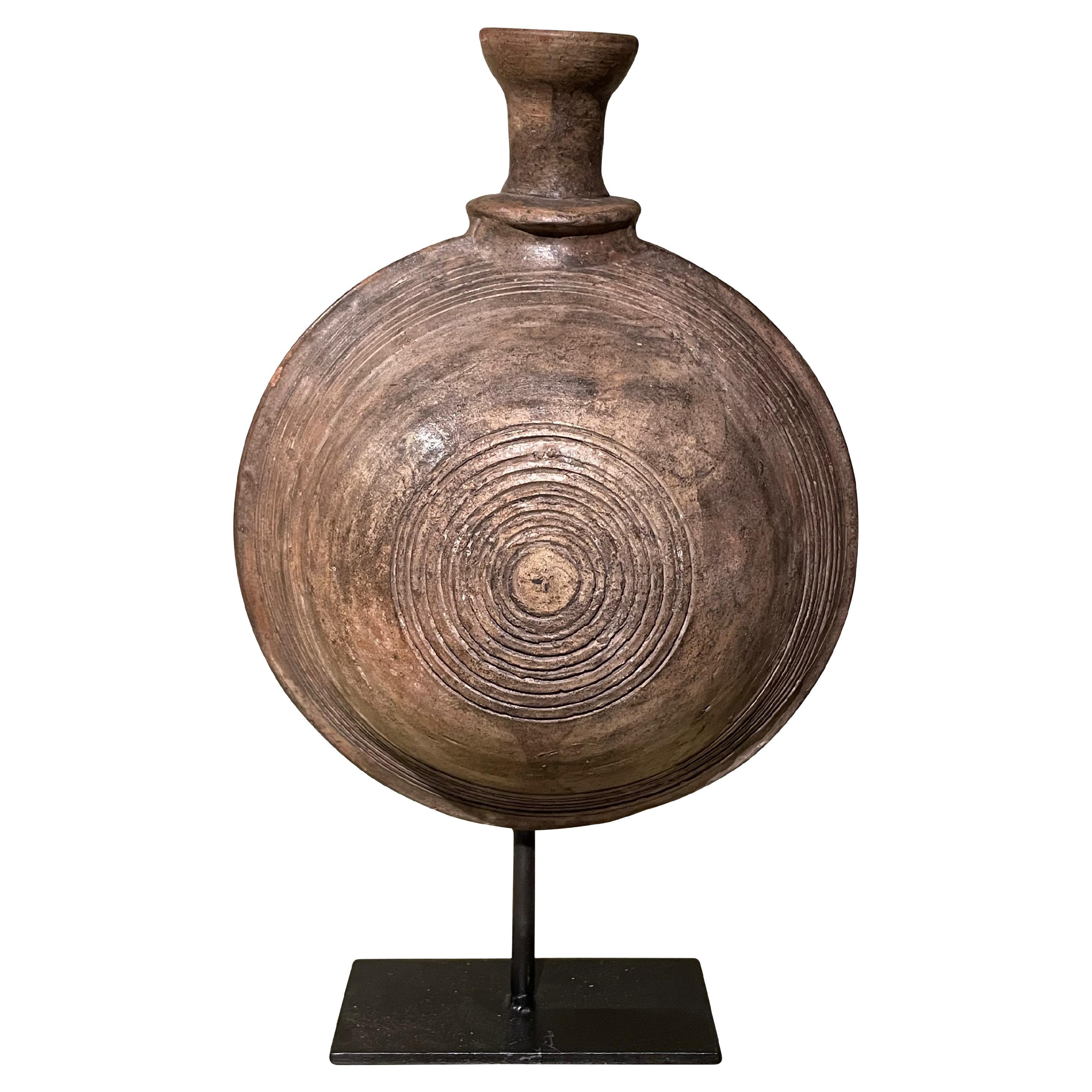 Vaso di legno mongolo del XIX secolo su supporto, Mongolia