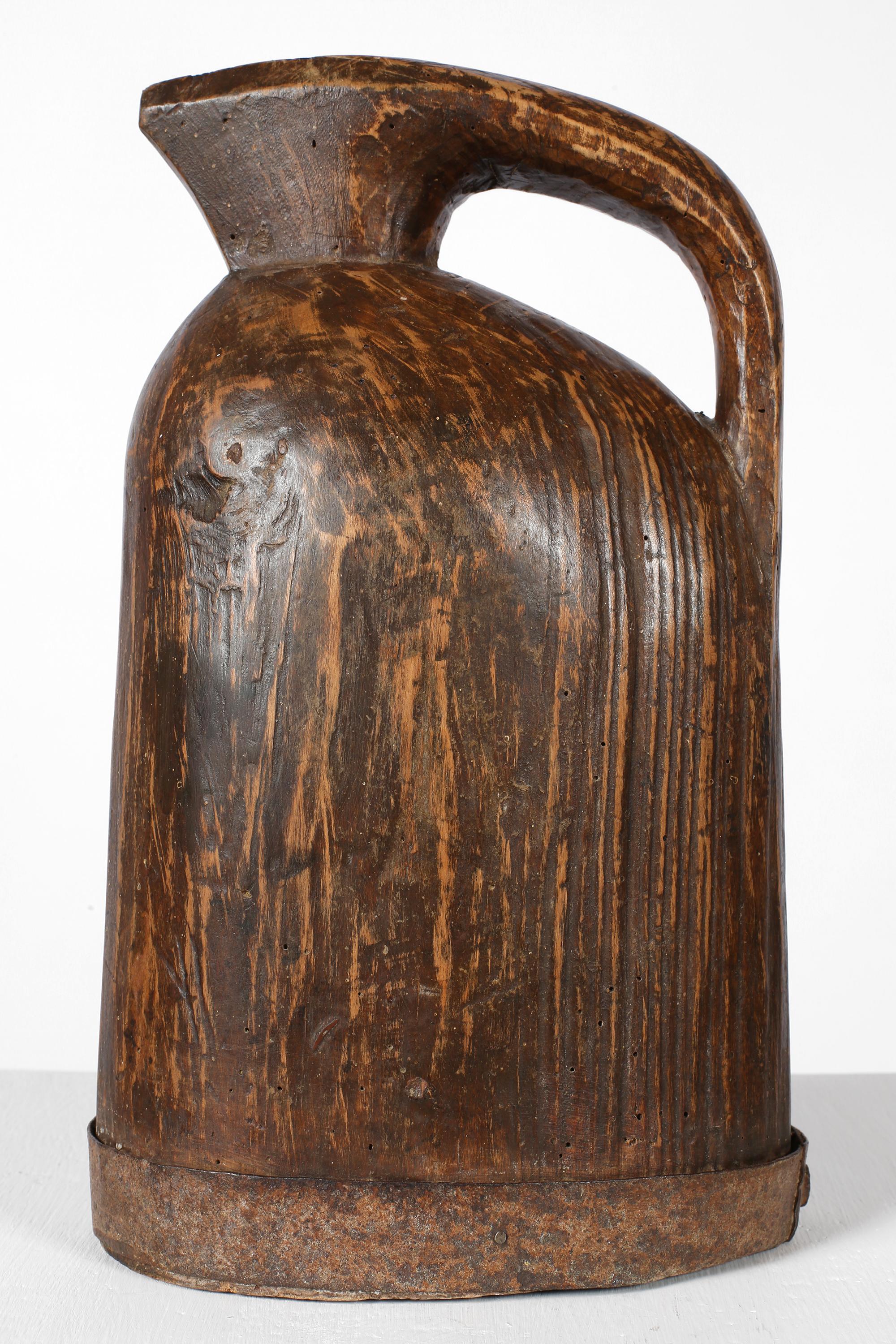Jarra de arte popular francés monóxilo de Auvernia del siglo XIX Francés en venta