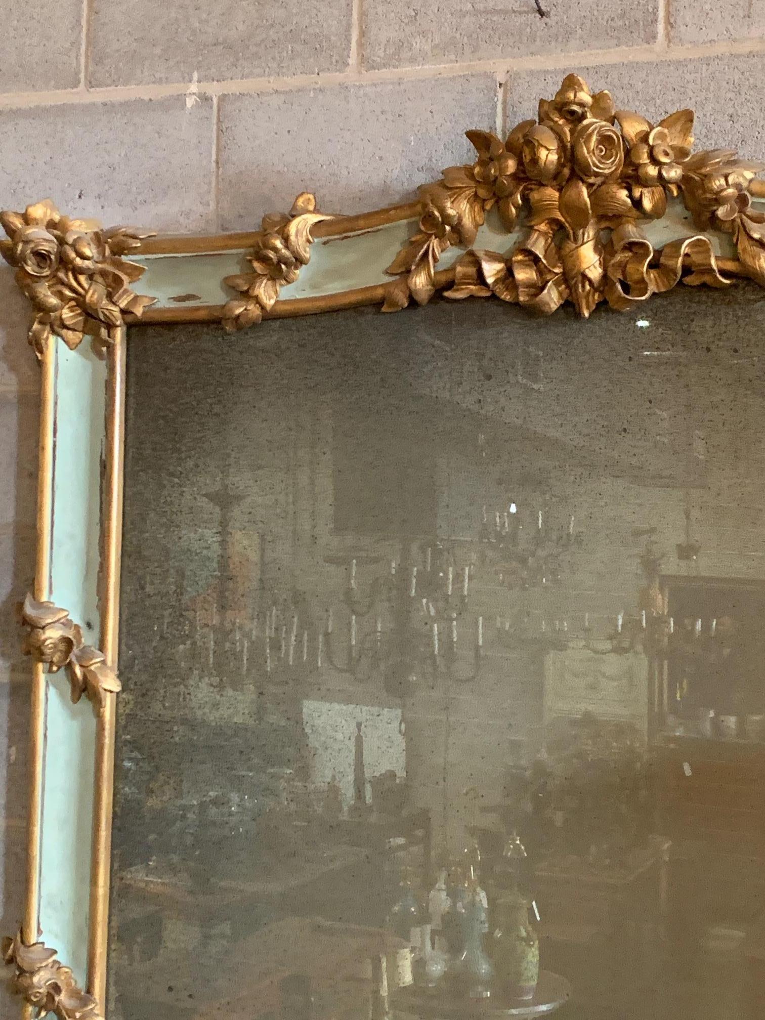 Français miroir monumental français du 19ème siècle Napoléon III sculpté et peint & Parcel doré en vente