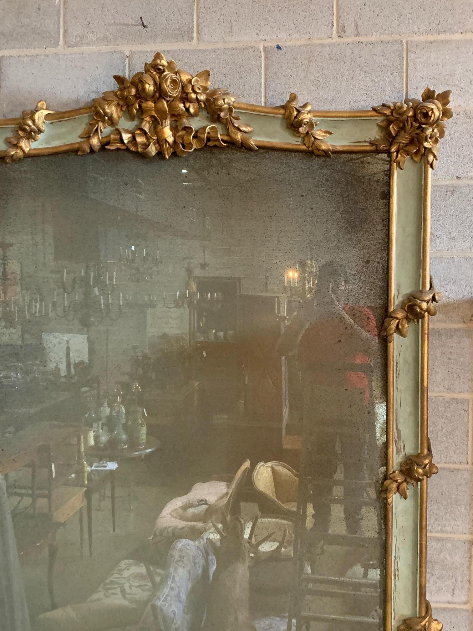 Sculpté à la main miroir monumental français du 19ème siècle Napoléon III sculpté et peint & Parcel doré en vente