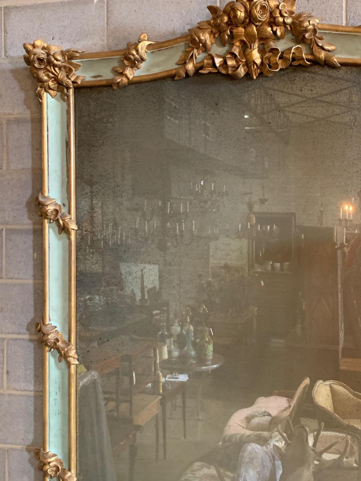miroir monumental français du 19ème siècle Napoléon III sculpté et peint & Parcel doré Bon état - En vente à Dallas, TX