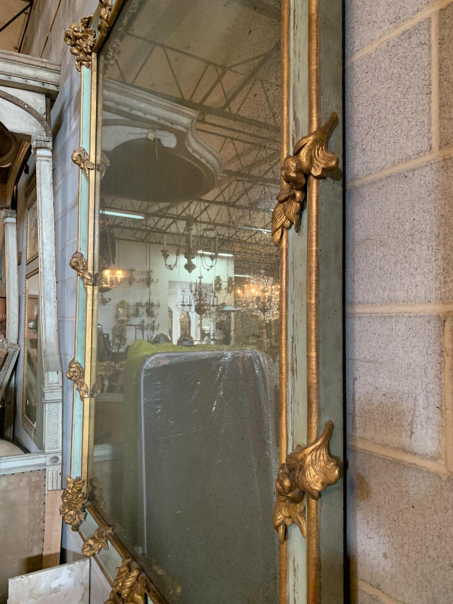 XIXe siècle miroir monumental français du 19ème siècle Napoléon III sculpté et peint & Parcel doré en vente
