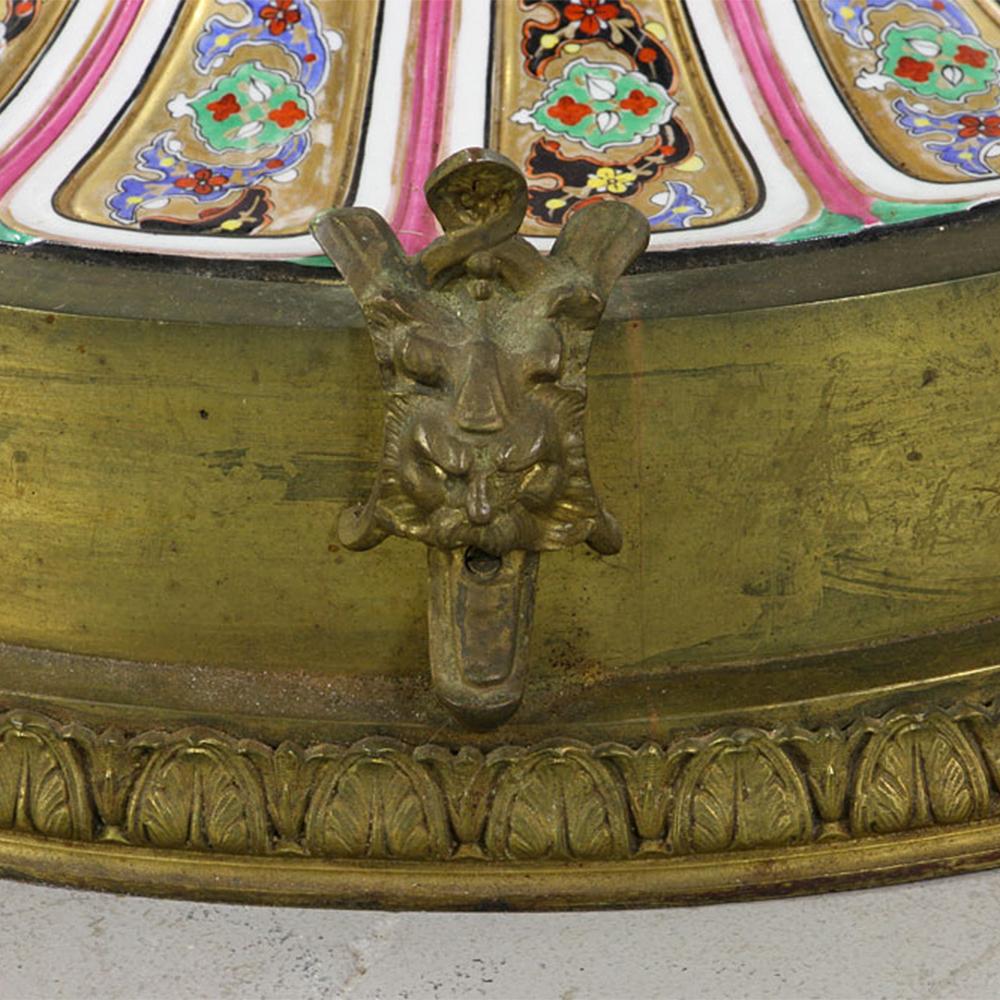 urne monumentale en porcelaine française du 19ème siècle Bon état - En vente à New York, NY
