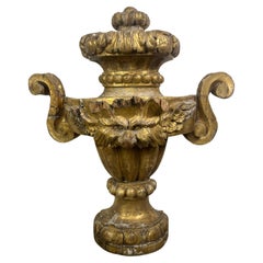 Monumentale urne italienne en bois doré du 19ème siècle