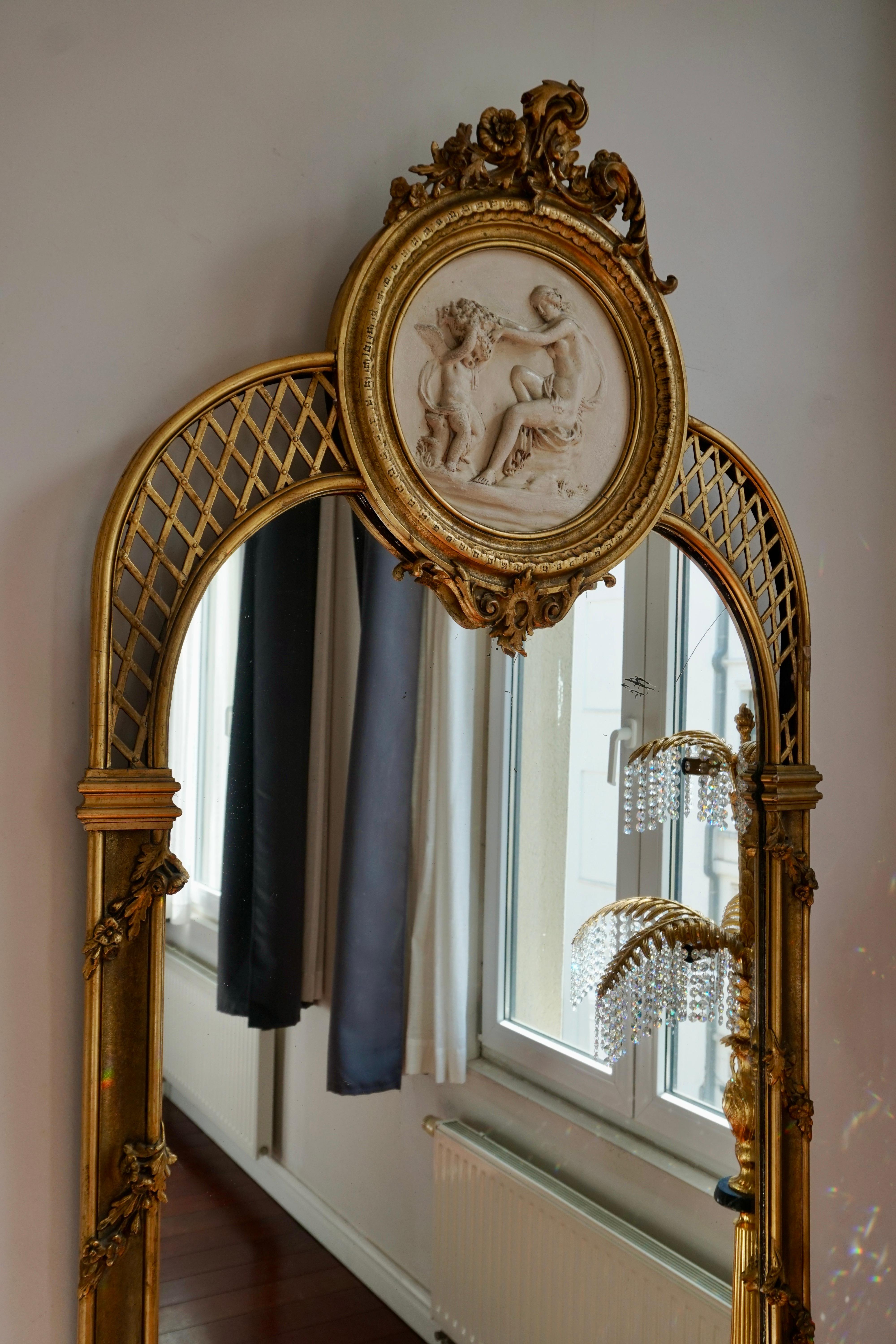 Monumentaler italienischer Rokoko-Stehspiegel des 19. Jahrhunderts (Vergoldet) im Angebot