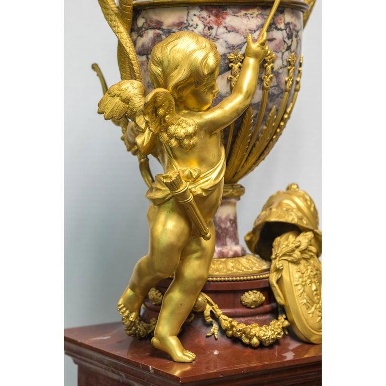 Monumentale Ormolu-Kaminuhr im Louis-XVI.-Stil des 19. Jahrhunderts (Vergoldet) im Angebot