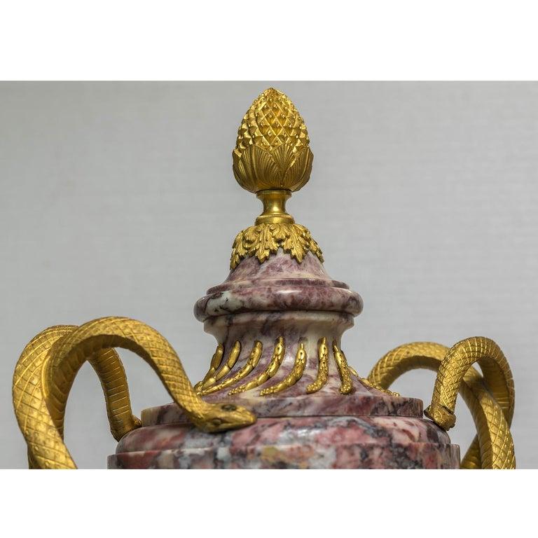 Monumentale Ormolu-Kaminuhr im Louis-XVI.-Stil des 19. Jahrhunderts im Zustand „Gut“ im Angebot in Atlanta, GA