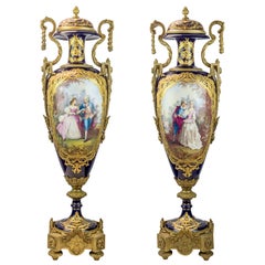 Coppia monumentale di vasi con montatura in stile Sevres del XIX secolo