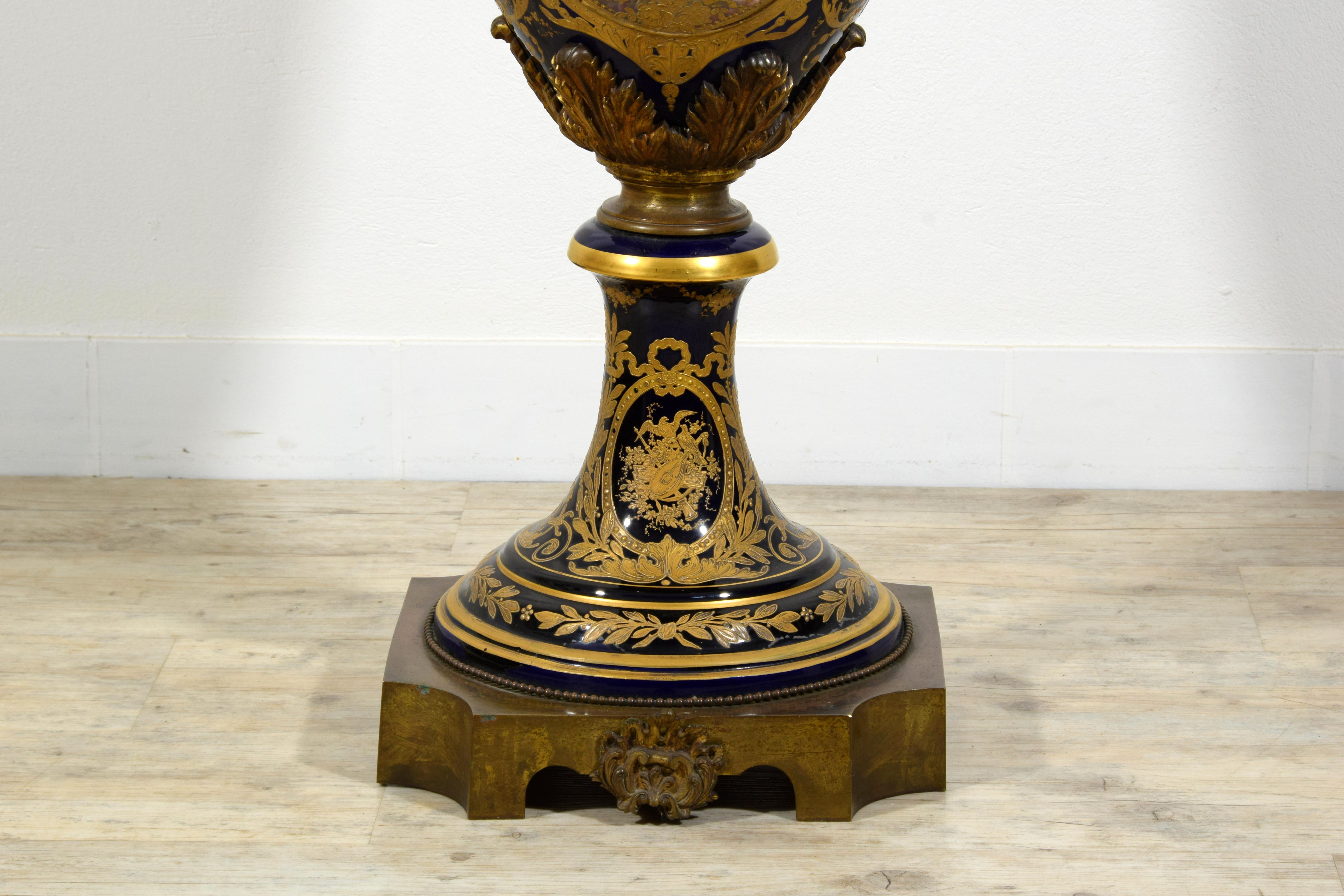 XIX secolo, Vaso monumentale in porcellana policroma in stile Sèvres in vendita 8