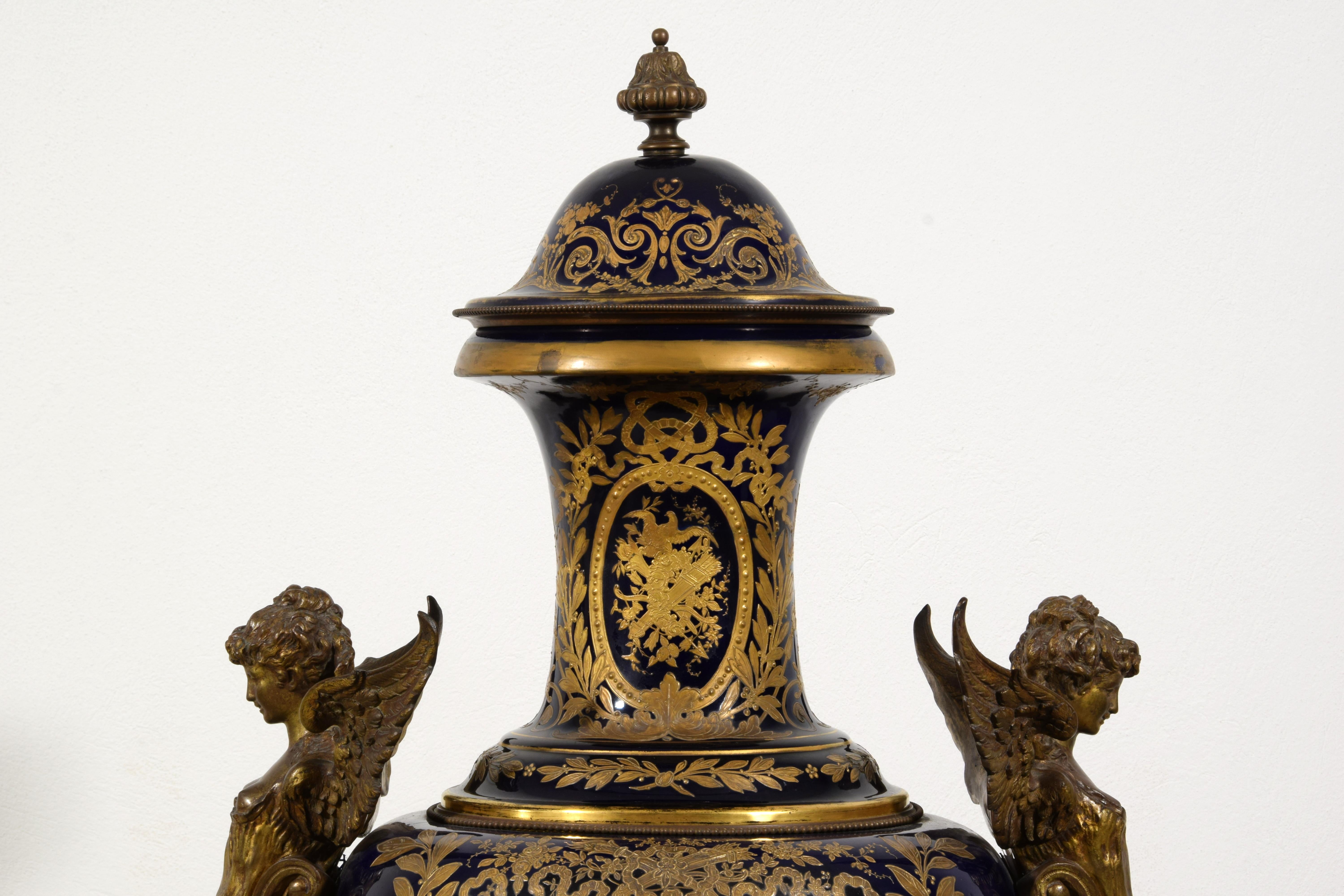 XIX secolo, Vaso monumentale in porcellana policroma in stile Sèvres in vendita 10