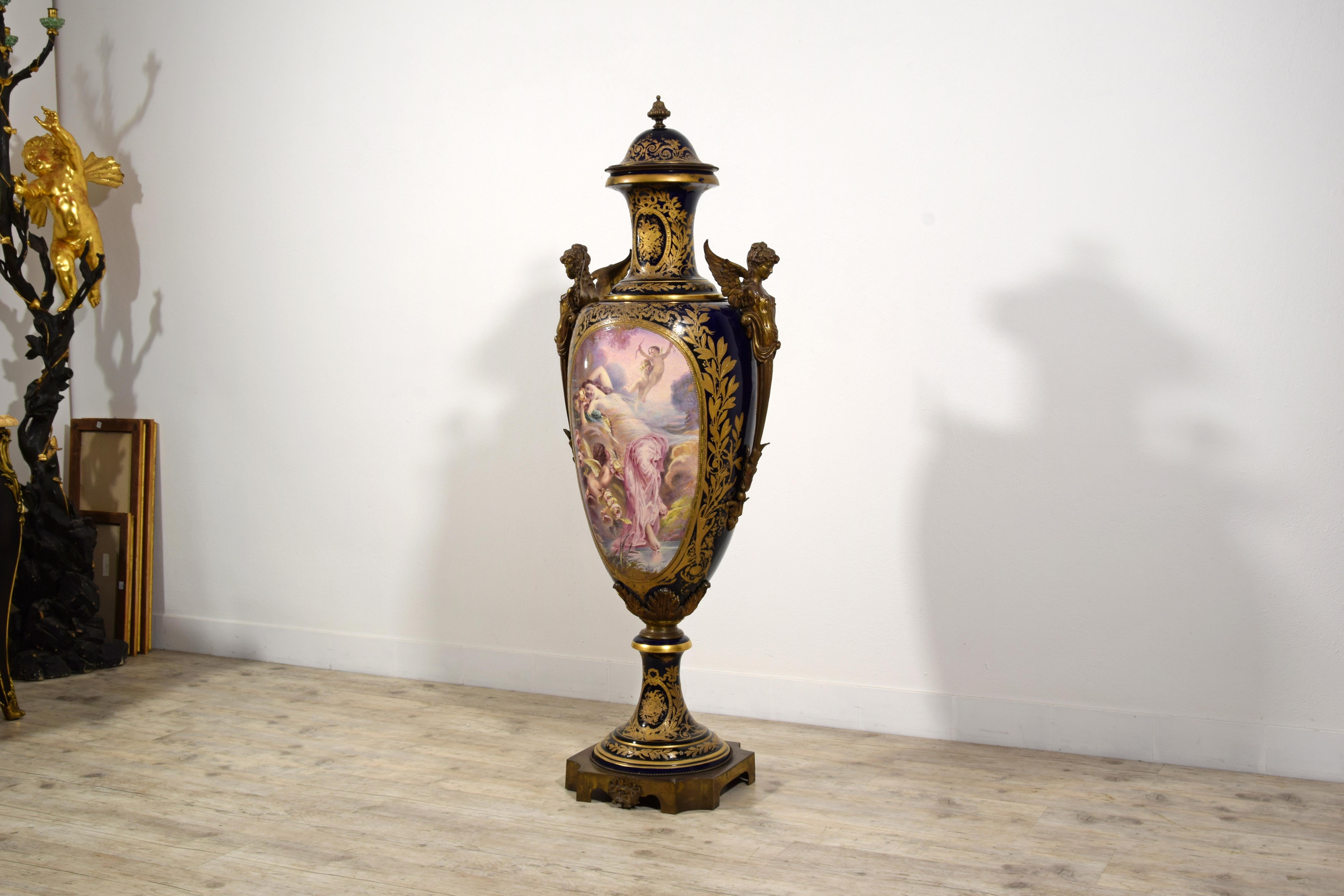 Francese XIX secolo, Vaso monumentale in porcellana policroma in stile Sèvres in vendita