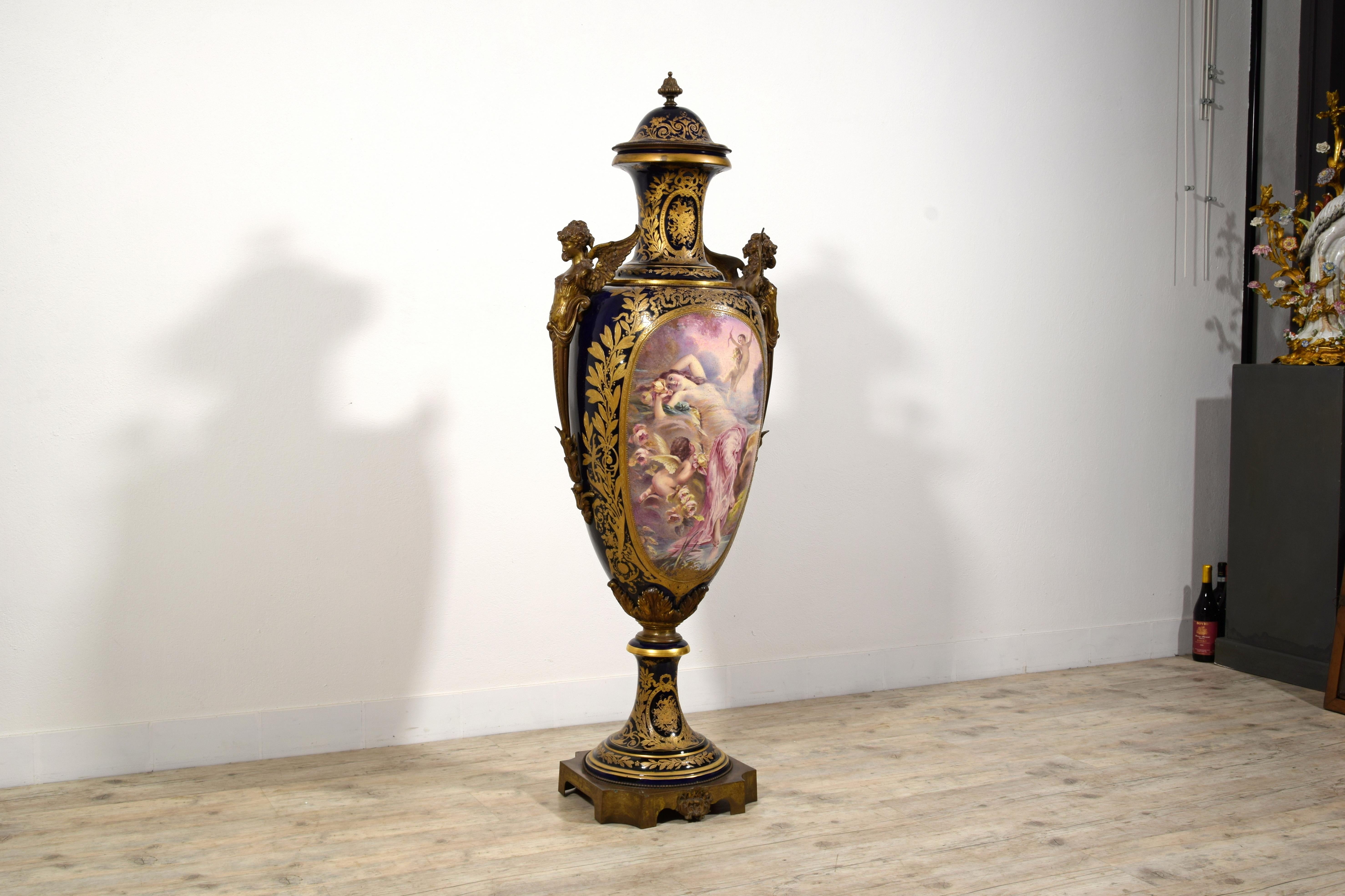 Dorato XIX secolo, Vaso monumentale in porcellana policroma in stile Sèvres in vendita
