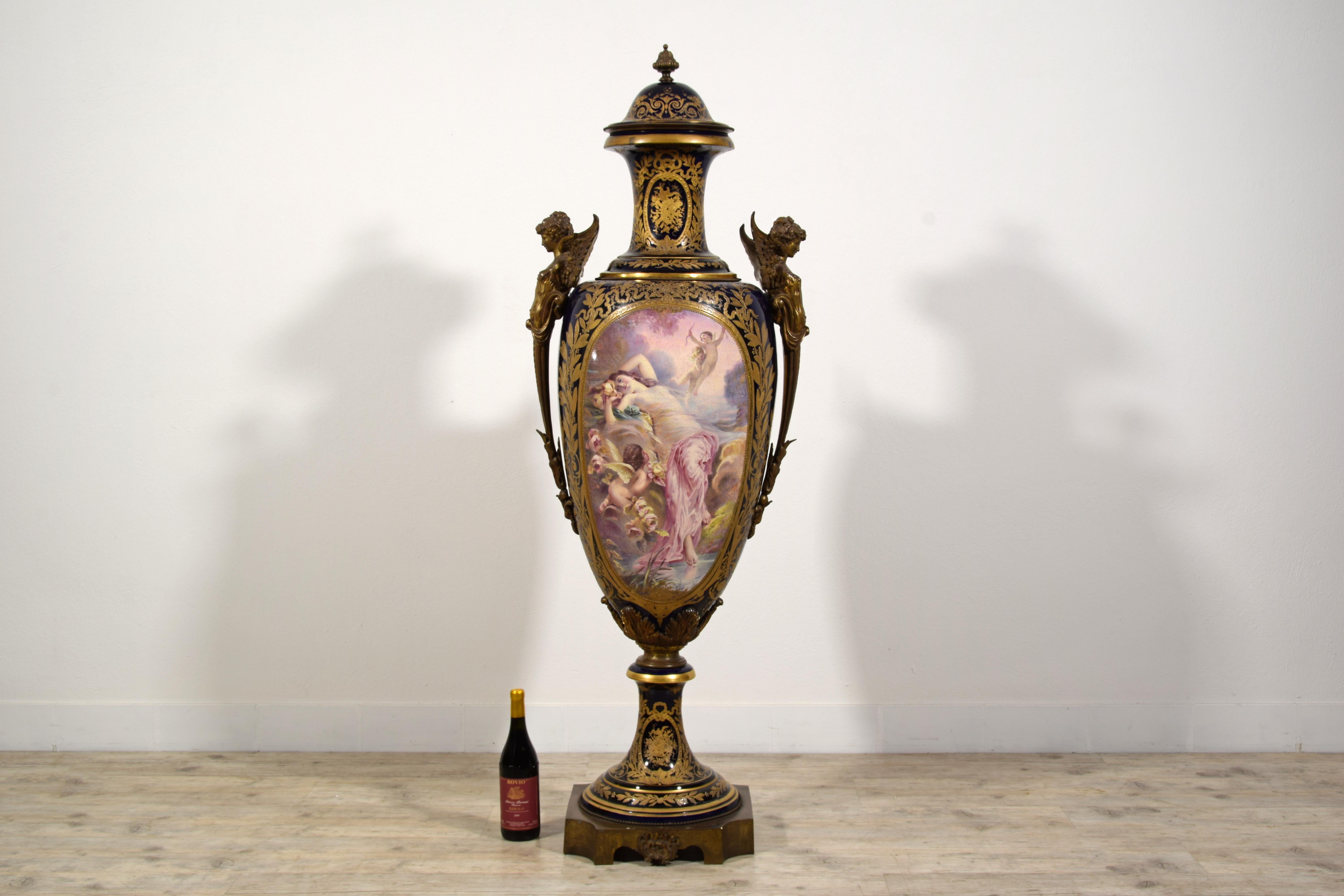 Bronzo XIX secolo, Vaso monumentale in porcellana policroma in stile Sèvres in vendita