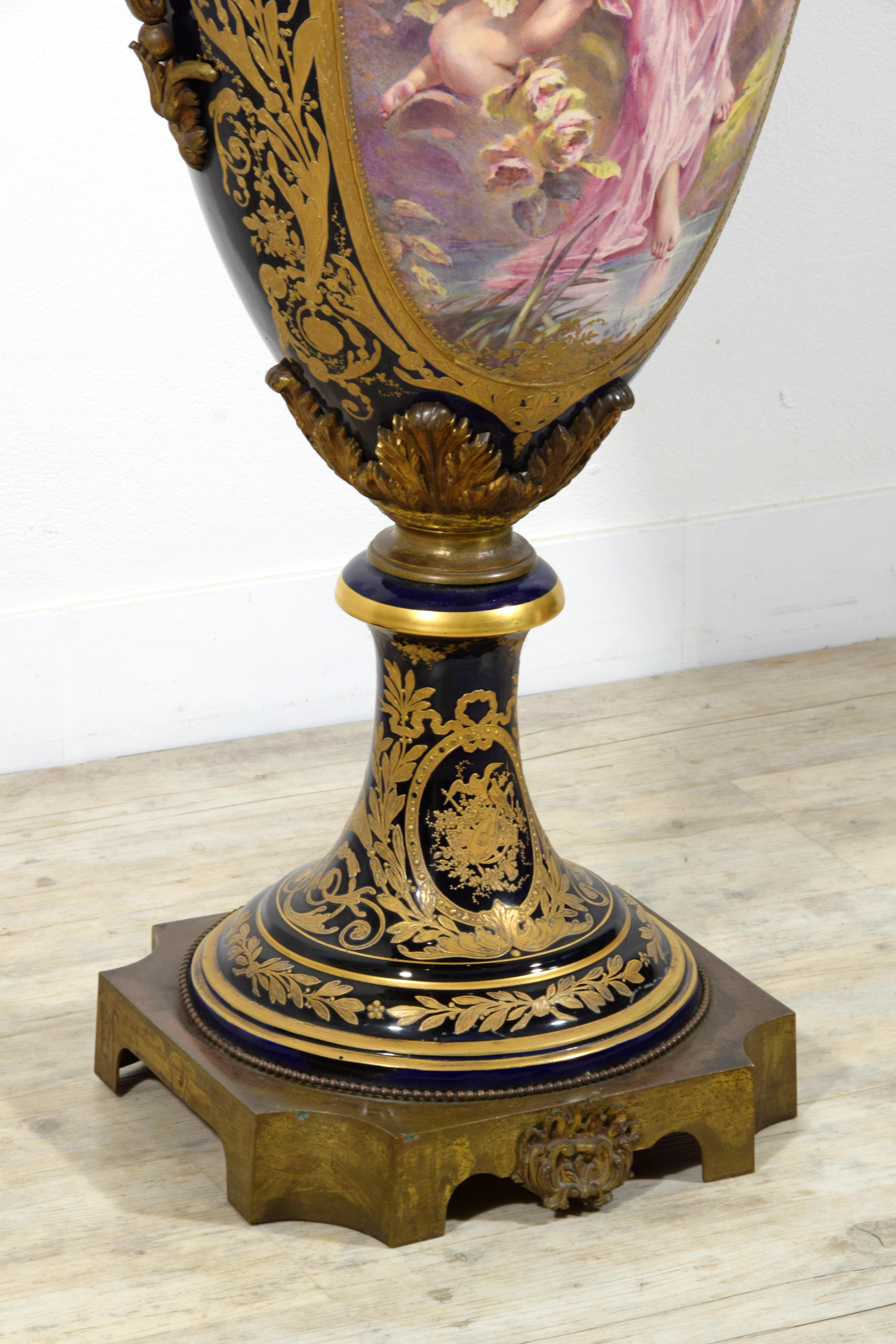 XIX secolo, Vaso monumentale in porcellana policroma in stile Sèvres in vendita 2