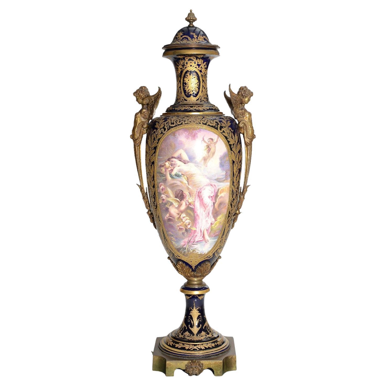 XIX secolo, Vaso monumentale in porcellana policroma in stile Sèvres