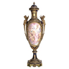 XIX secolo, Vaso monumentale in porcellana policroma in stile Sèvres