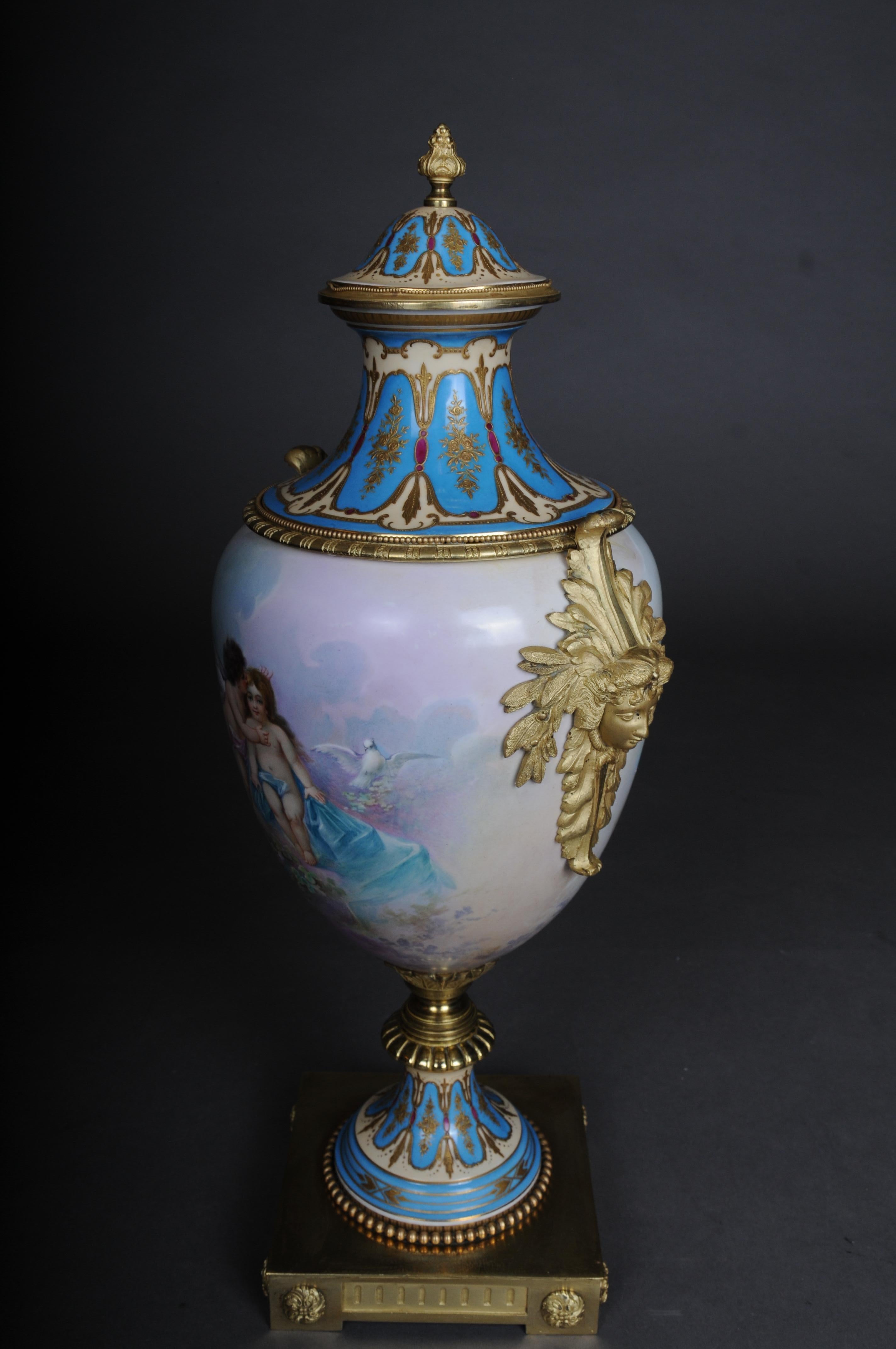 Monumentale Sèvres-Vase des 19. Jahrhunderts mit Bronzebeschlag im Angebot 6