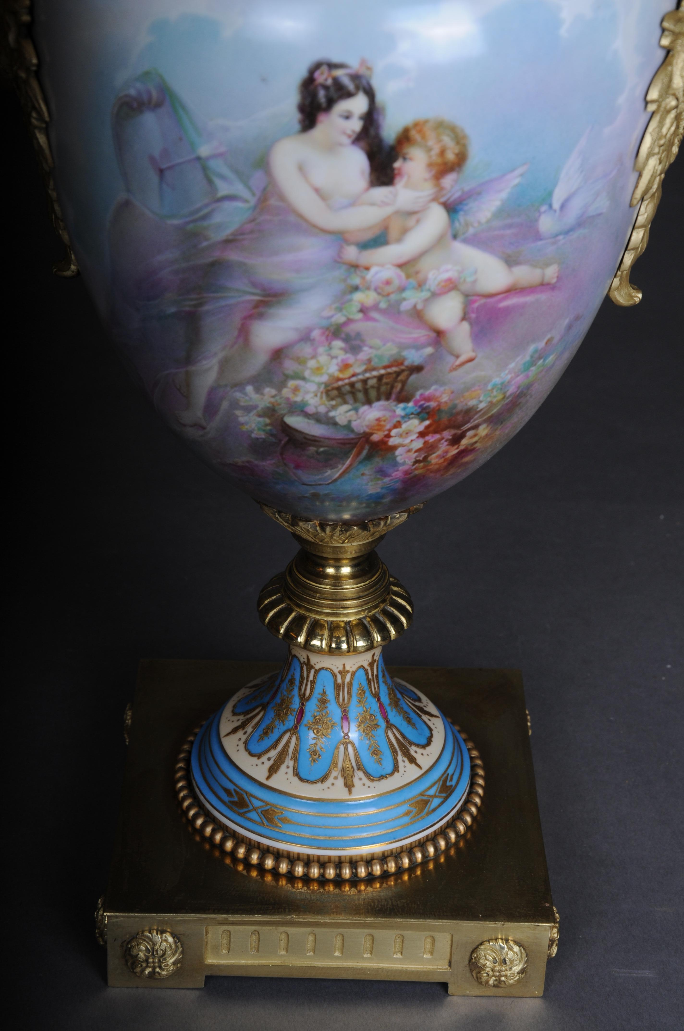Monumentale Sèvres-Vase des 19. Jahrhunderts mit Bronzebeschlag im Angebot 11