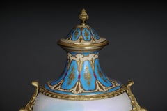 Monumentale Sèvres-Vase des 19. Jahrhunderts mit Bronzebeschlag