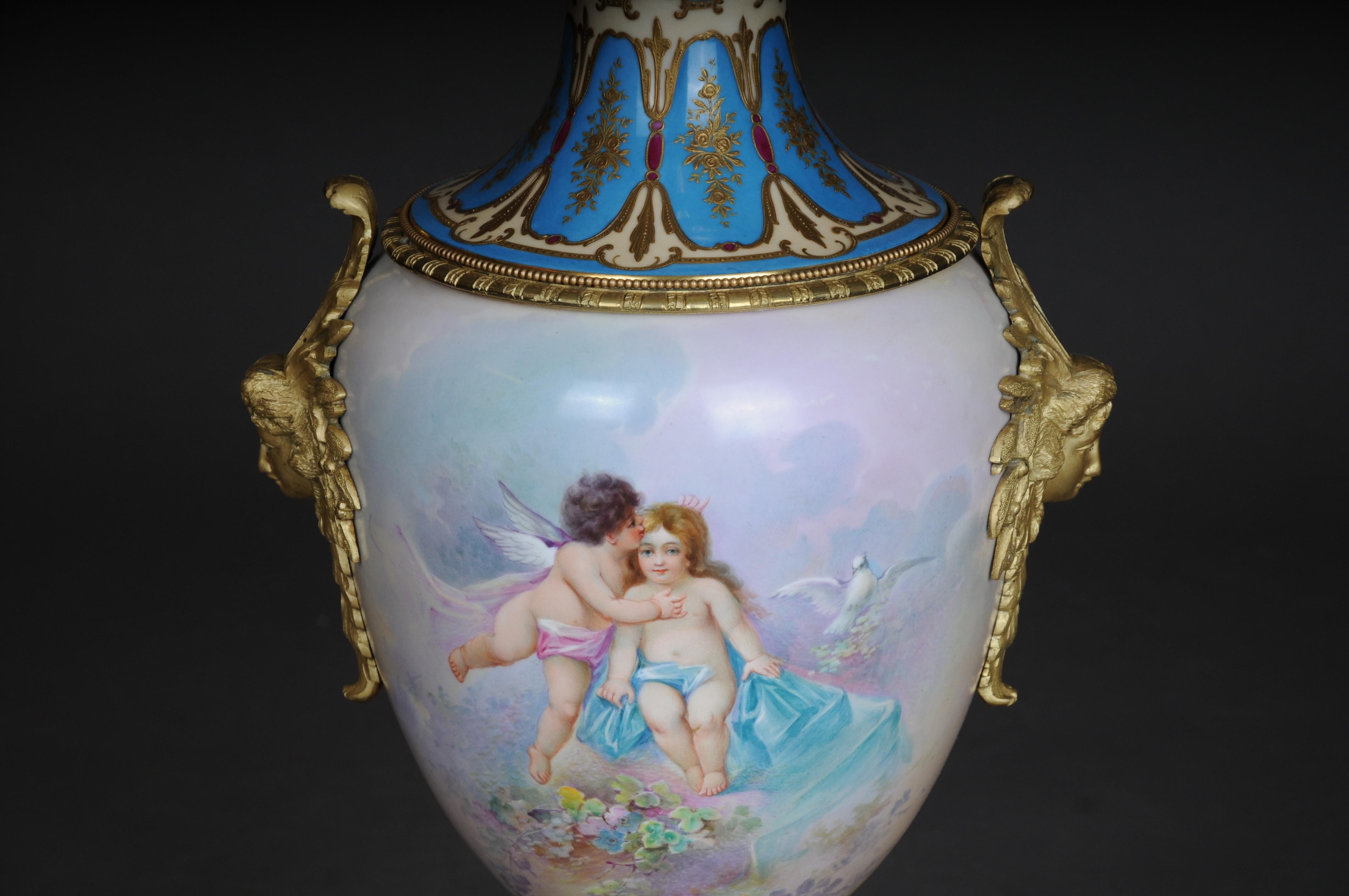 Monumentale Sèvres-Vase des 19. Jahrhunderts mit Bronzebeschlag (Vergoldet) im Angebot