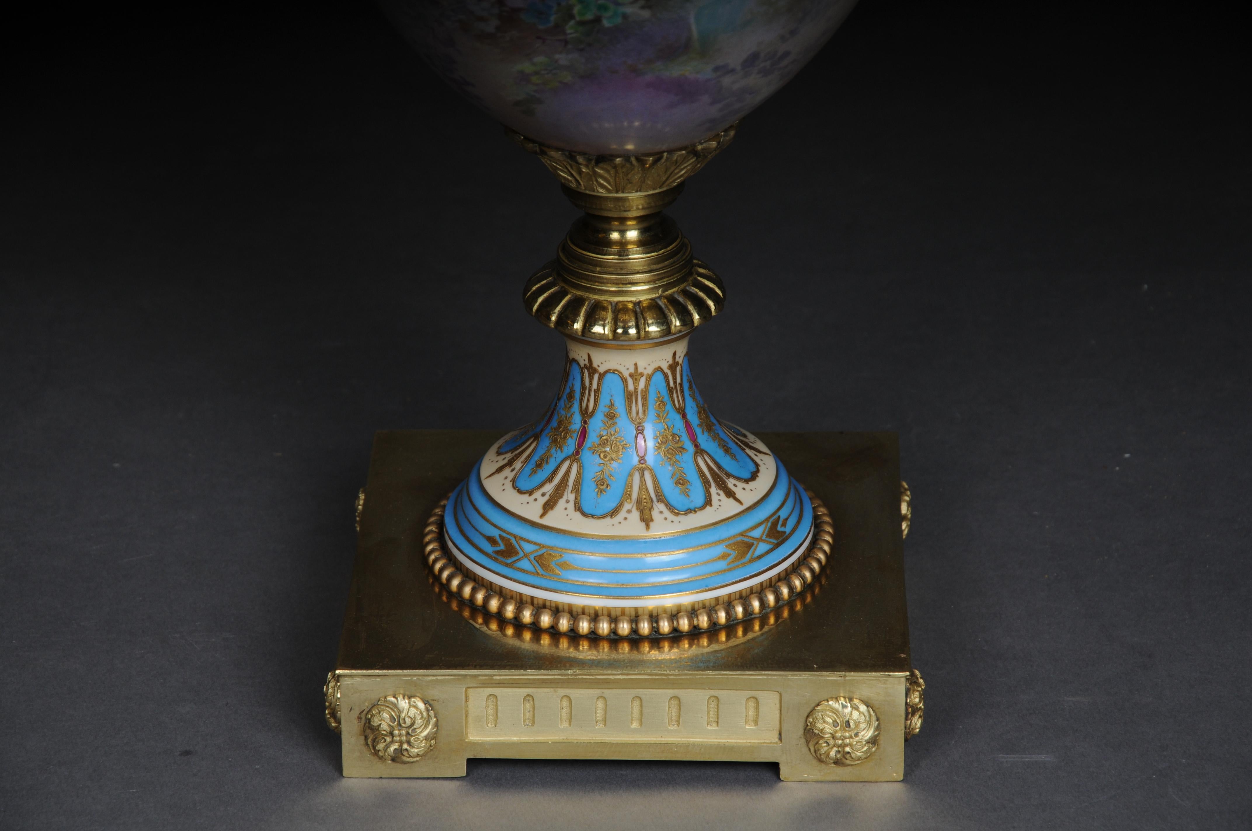 Monumentale Sèvres-Vase des 19. Jahrhunderts mit Bronzebeschlag im Zustand „Gut“ im Angebot in Berlin, DE