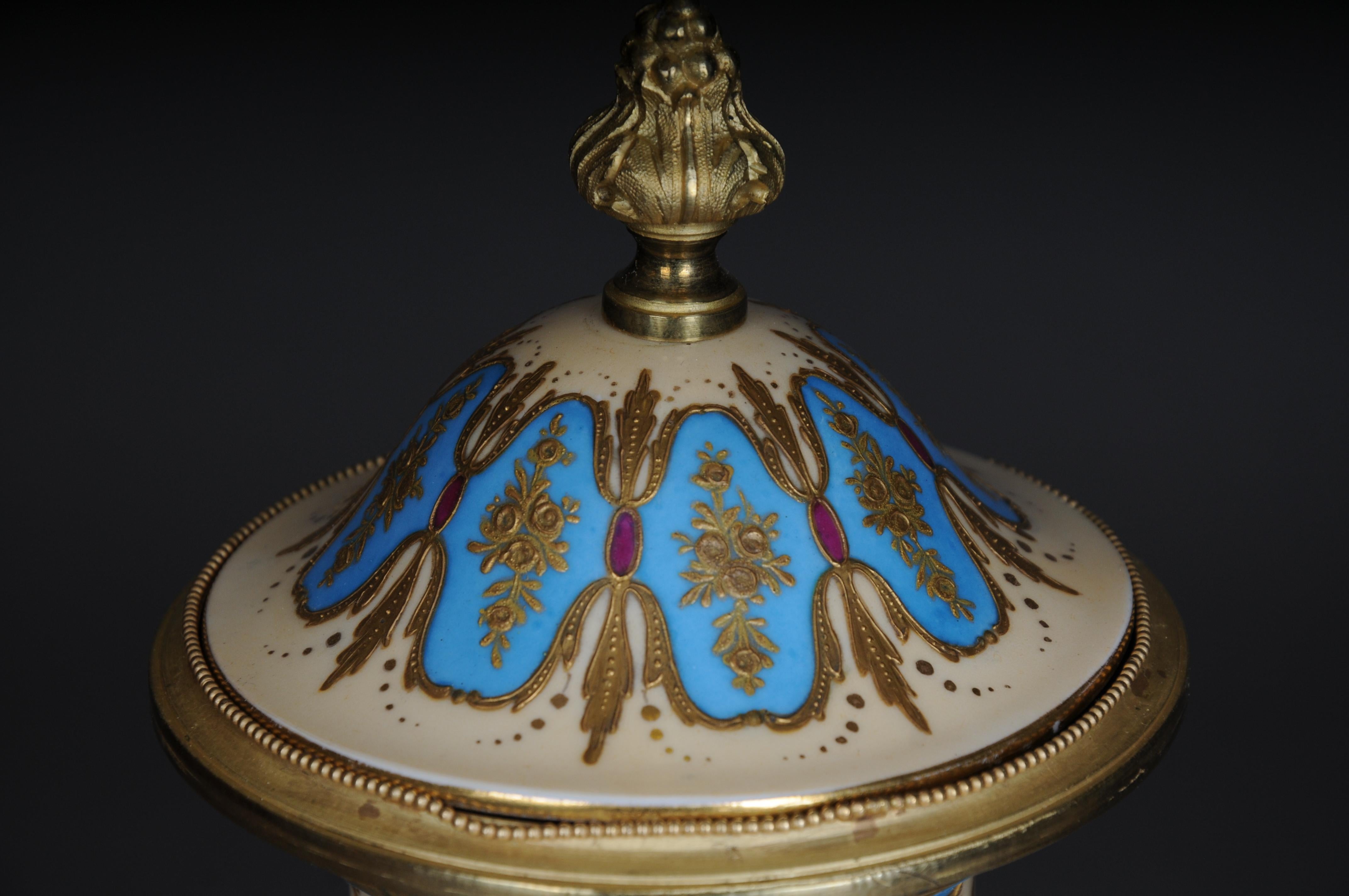 Monumentale Sèvres-Vase des 19. Jahrhunderts mit Bronzebeschlag im Angebot 3
