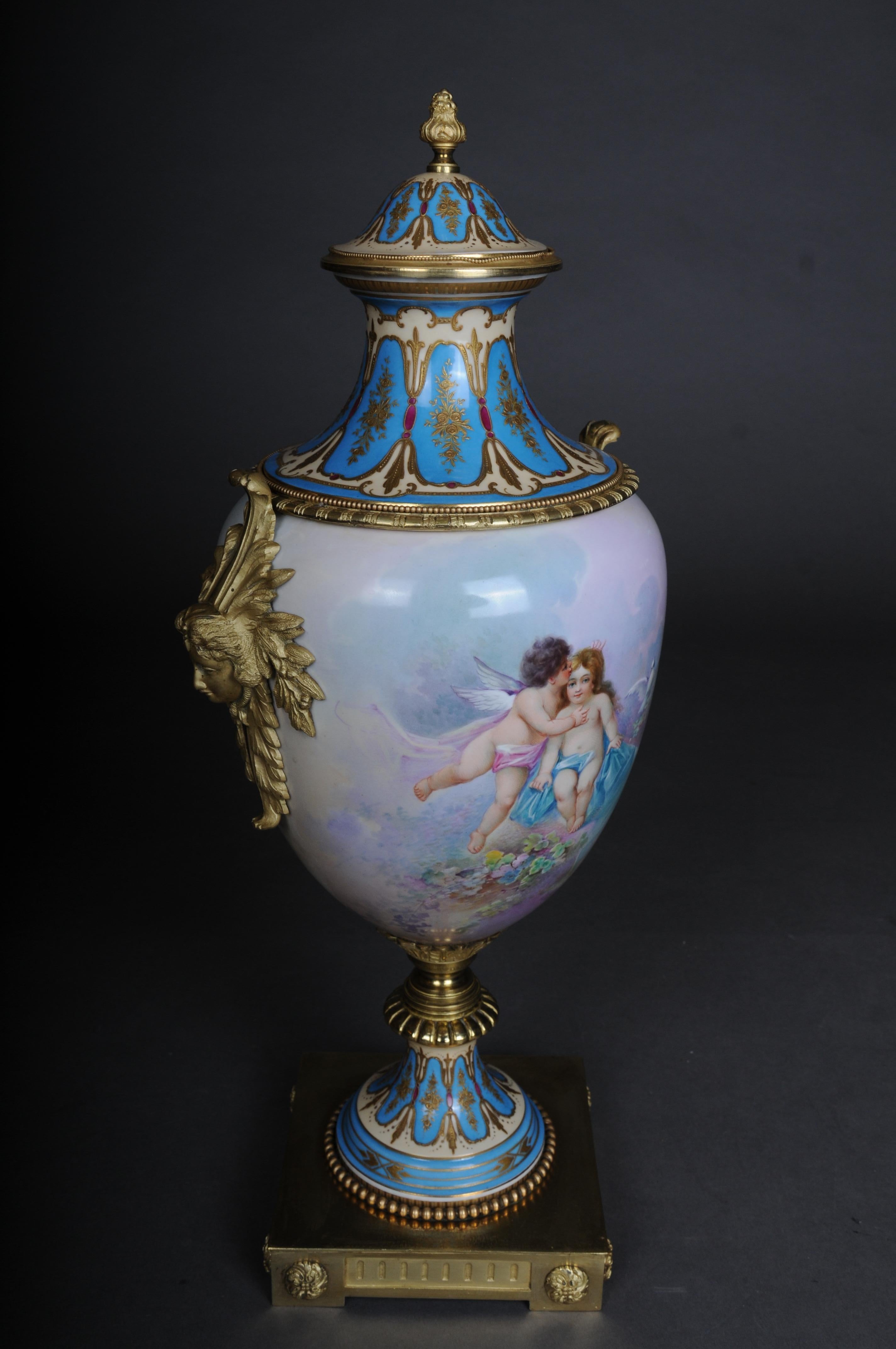 Monumentale Sèvres-Vase des 19. Jahrhunderts mit Bronzebeschlag im Angebot 4